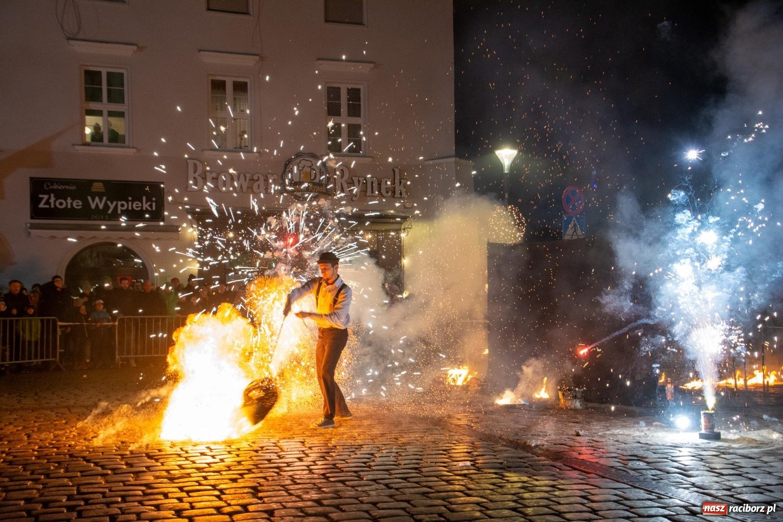Zdjęcie w galerii na portalu naszraciborz.pl: Światełko do nieba z Teatrem Ognia Enigma [FOTO i WIDEO] wiadomości z regionu