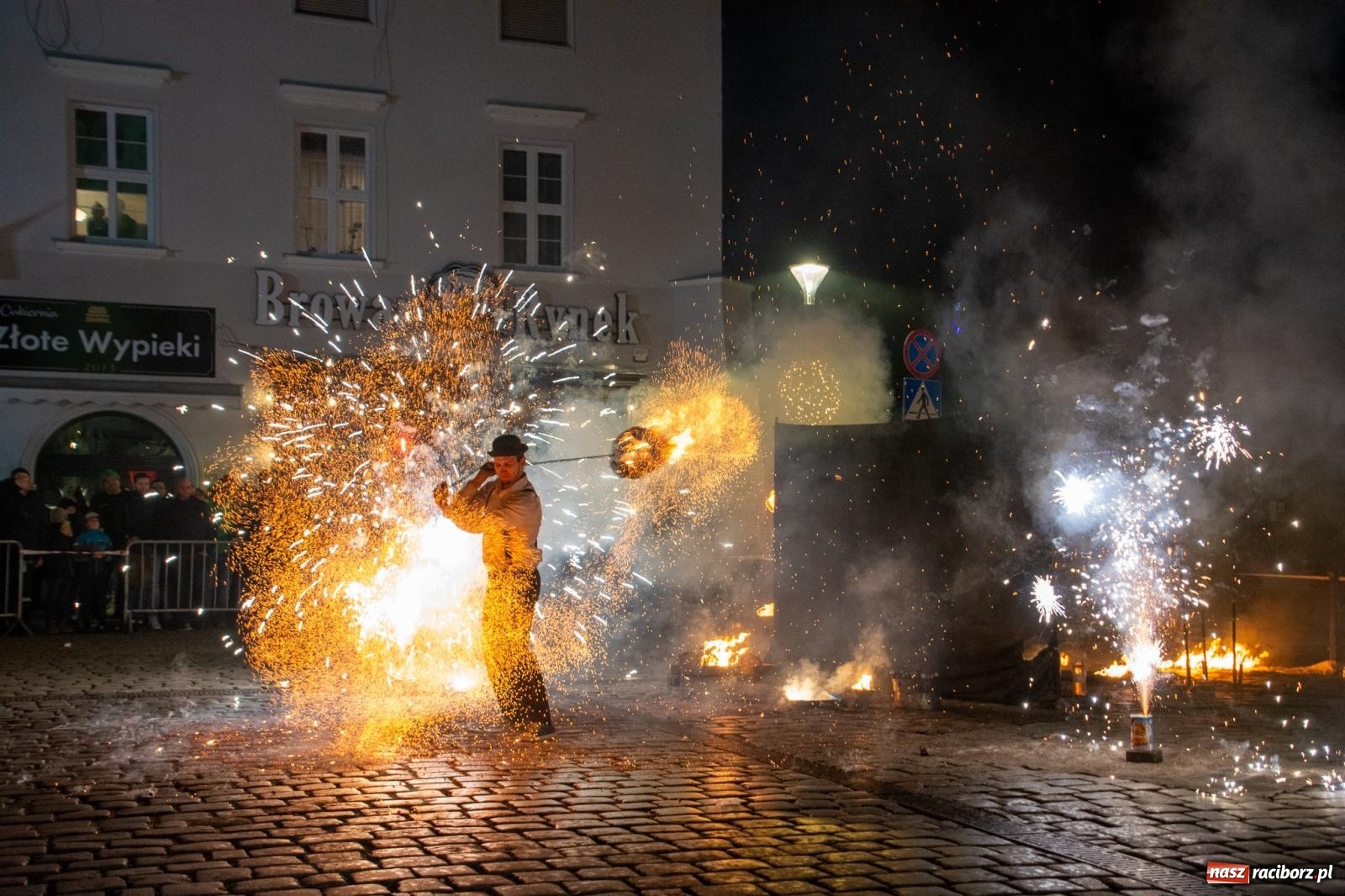 Zdjęcie w galerii na portalu naszraciborz.pl: Światełko do nieba z Teatrem Ognia Enigma [FOTO i WIDEO] wiadomości z regionu
