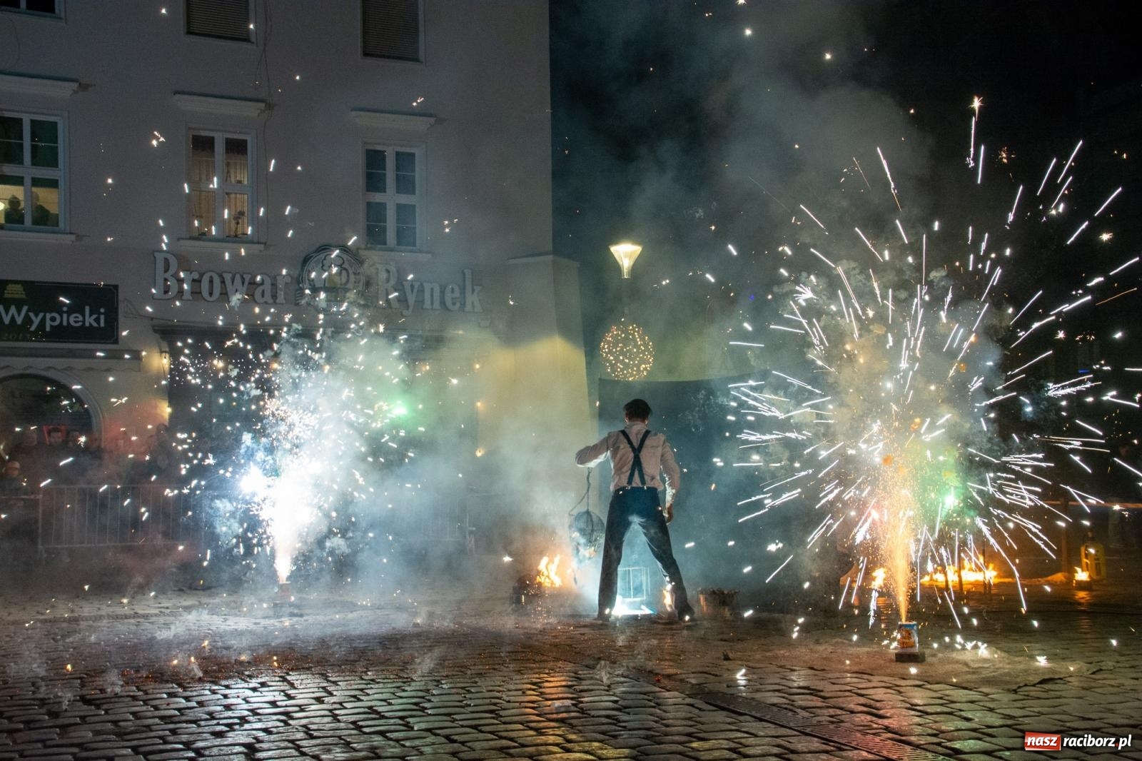 Zdjęcie w galerii na portalu naszraciborz.pl: Światełko do nieba z Teatrem Ognia Enigma [FOTO i WIDEO] wiadomości z regionu