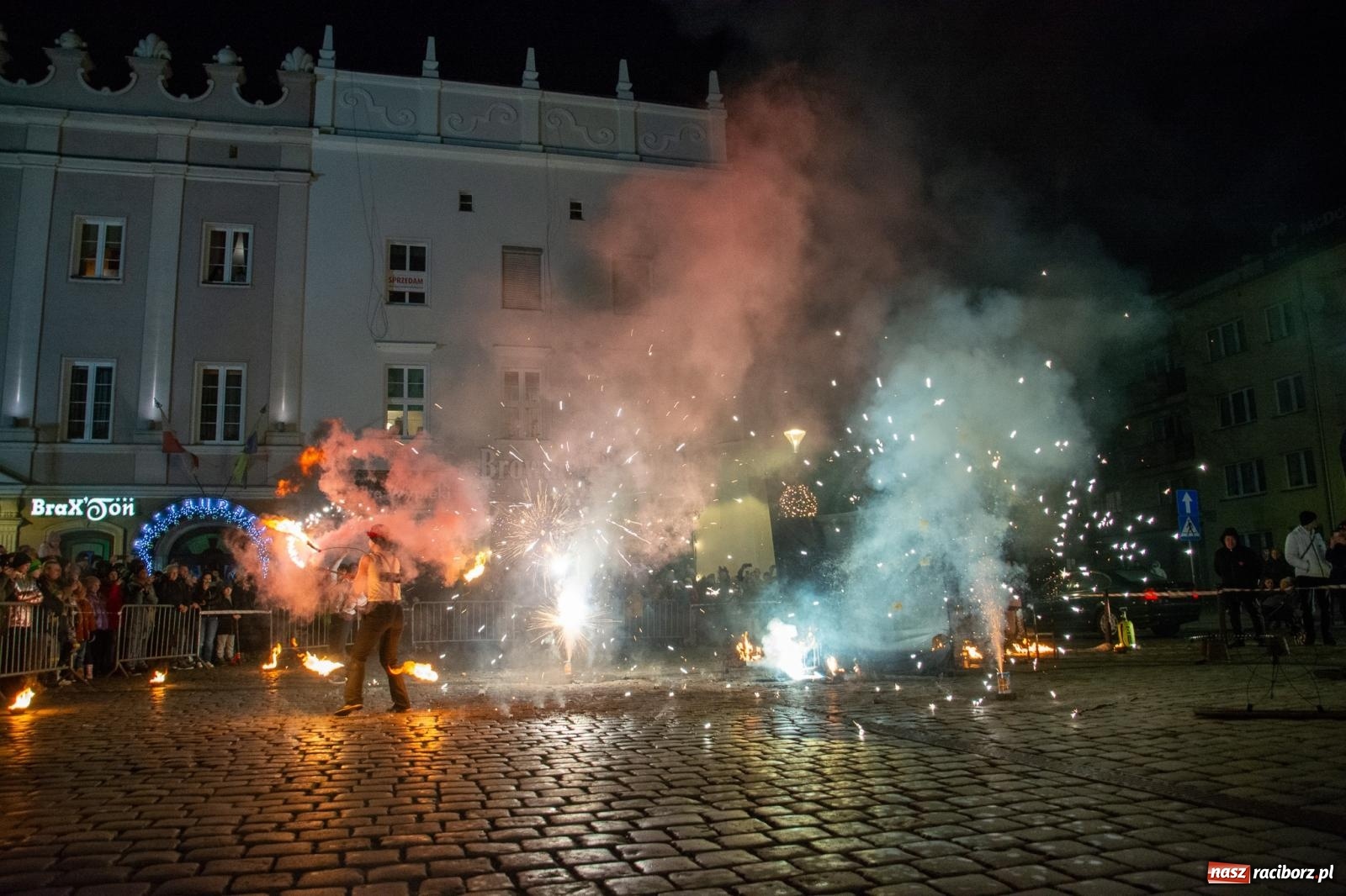 Zdjęcie w galerii na portalu naszraciborz.pl: Światełko do nieba z Teatrem Ognia Enigma [FOTO i WIDEO] wiadomości z regionu