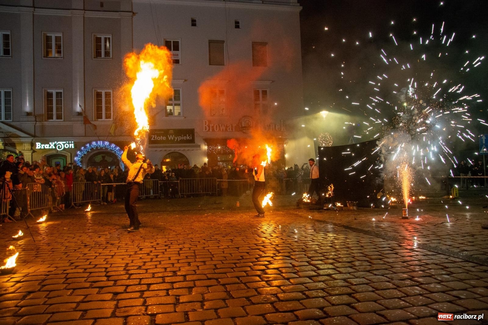 Zdjęcie w galerii na portalu naszraciborz.pl: Światełko do nieba z Teatrem Ognia Enigma [FOTO i WIDEO] wiadomości z regionu