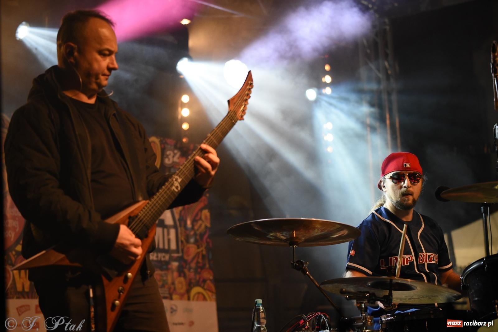 Zdjęcie w galerii na portalu naszraciborz.pl: Pogoria i Trzy Promile. Muzycznie na 32. Finale WOŚP w Raciborzu wiadomości z regionu