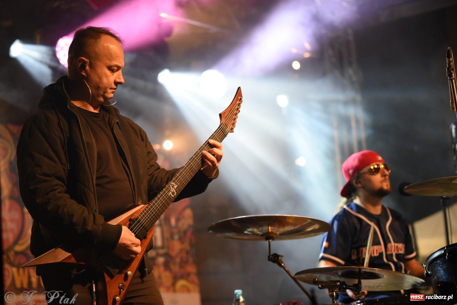 Zdjęcie w galerii na portalu naszraciborz.pl: Pogoria i Trzy Promile. Muzycznie na 32. Finale WOŚP w Raciborzu wiadomości z regionu