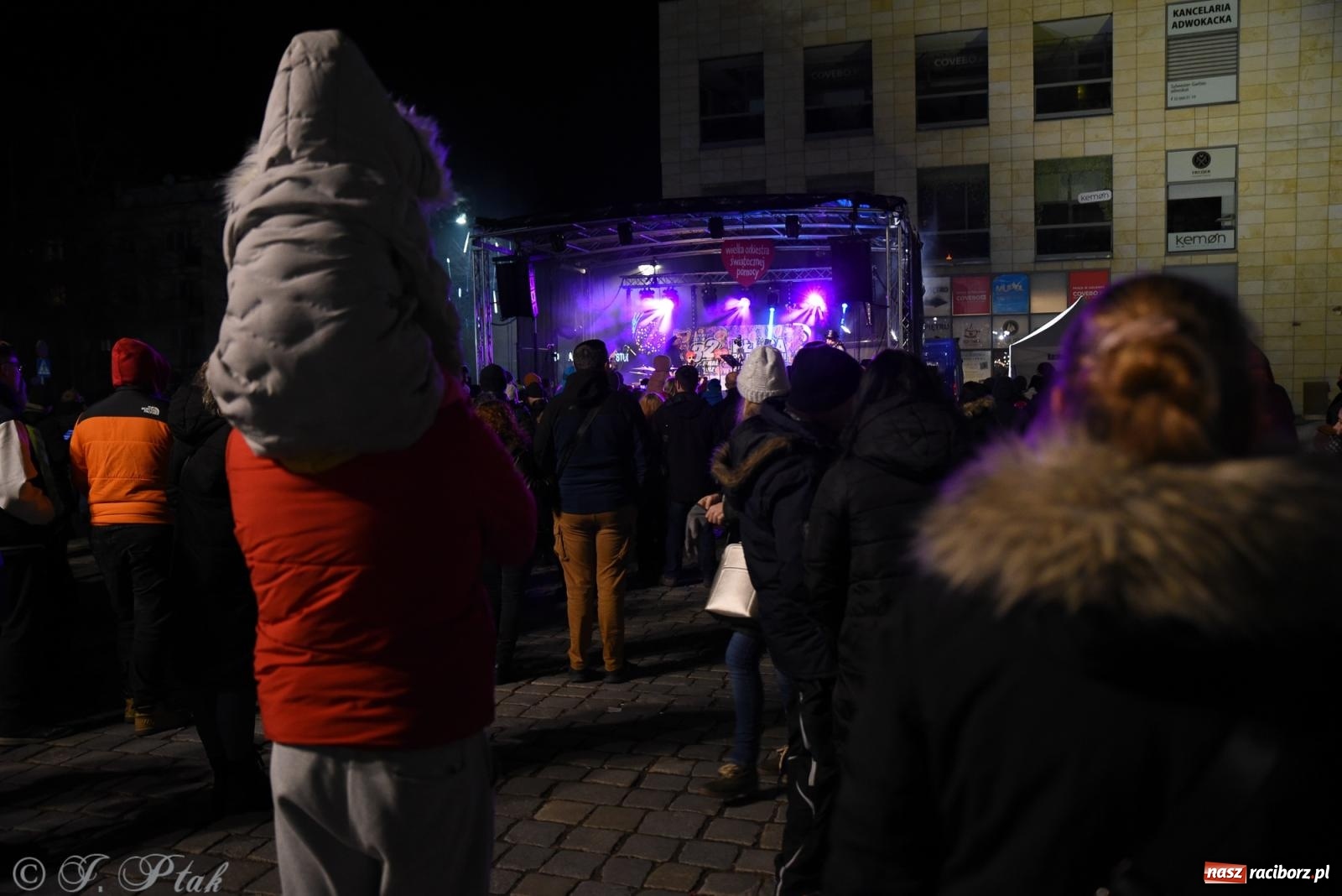 Zdjęcie w galerii na portalu naszraciborz.pl: Pogoria i Trzy Promile. Muzycznie na 32. Finale WOŚP w Raciborzu wiadomości z regionu