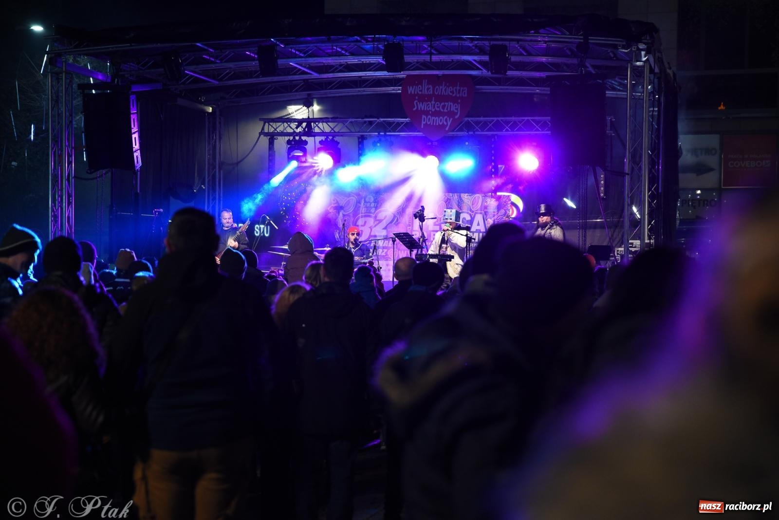 Zdjęcie w galerii na portalu naszraciborz.pl: Pogoria i Trzy Promile. Muzycznie na 32. Finale WOŚP w Raciborzu wiadomości z regionu