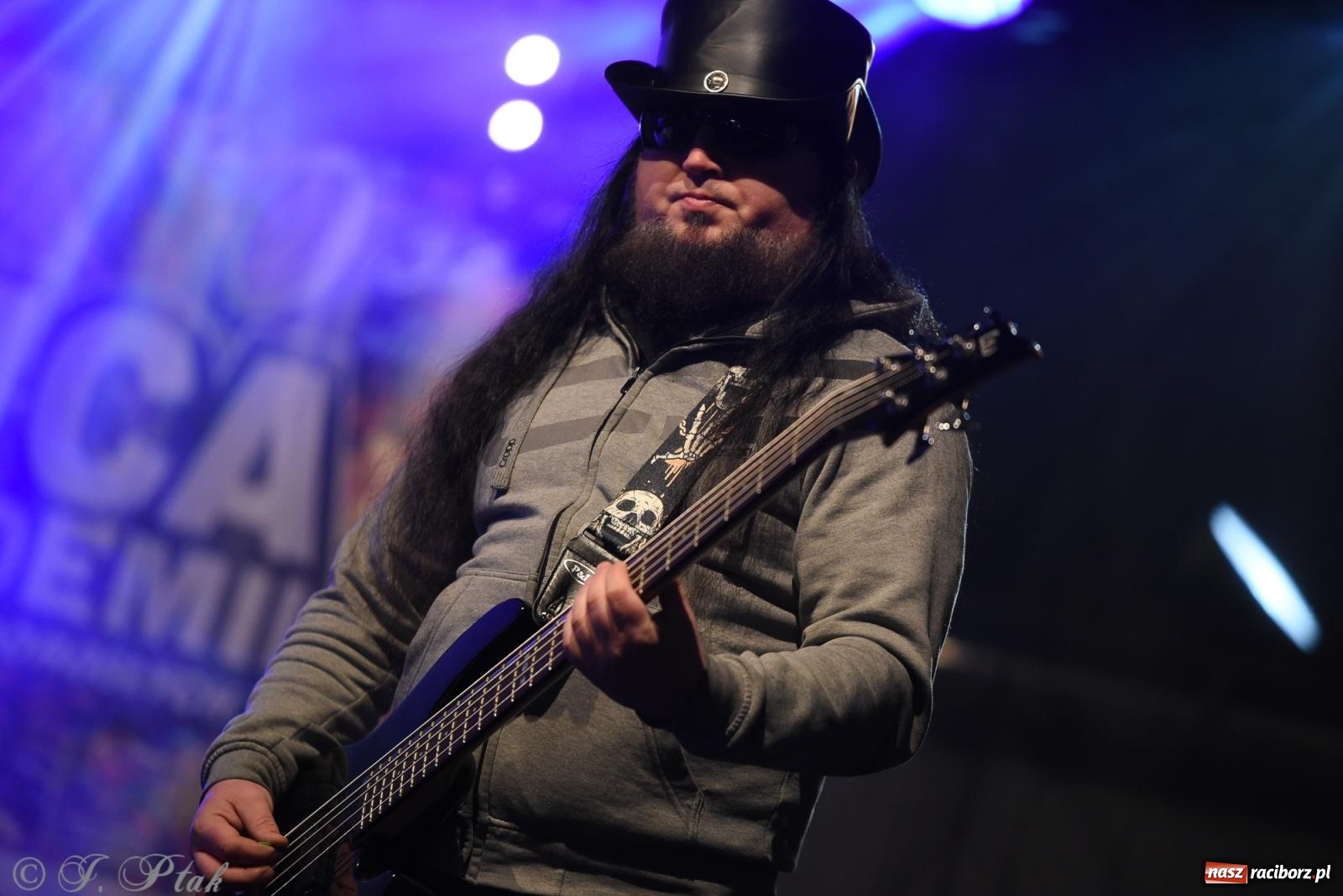 Zdjęcie w galerii na portalu naszraciborz.pl: Pogoria i Trzy Promile. Muzycznie na 32. Finale WOŚP w Raciborzu wiadomości z regionu