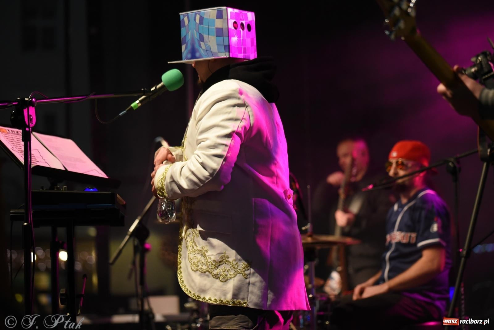 Zdjęcie w galerii na portalu naszraciborz.pl: Pogoria i Trzy Promile. Muzycznie na 32. Finale WOŚP w Raciborzu wiadomości z regionu