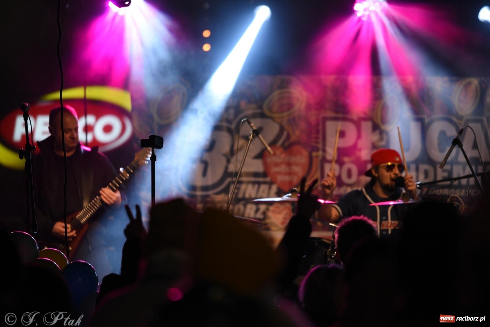 Zdjęcie w galerii na portalu naszraciborz.pl: Pogoria i Trzy Promile. Muzycznie na 32. Finale WOŚP w Raciborzu wiadomości z regionu