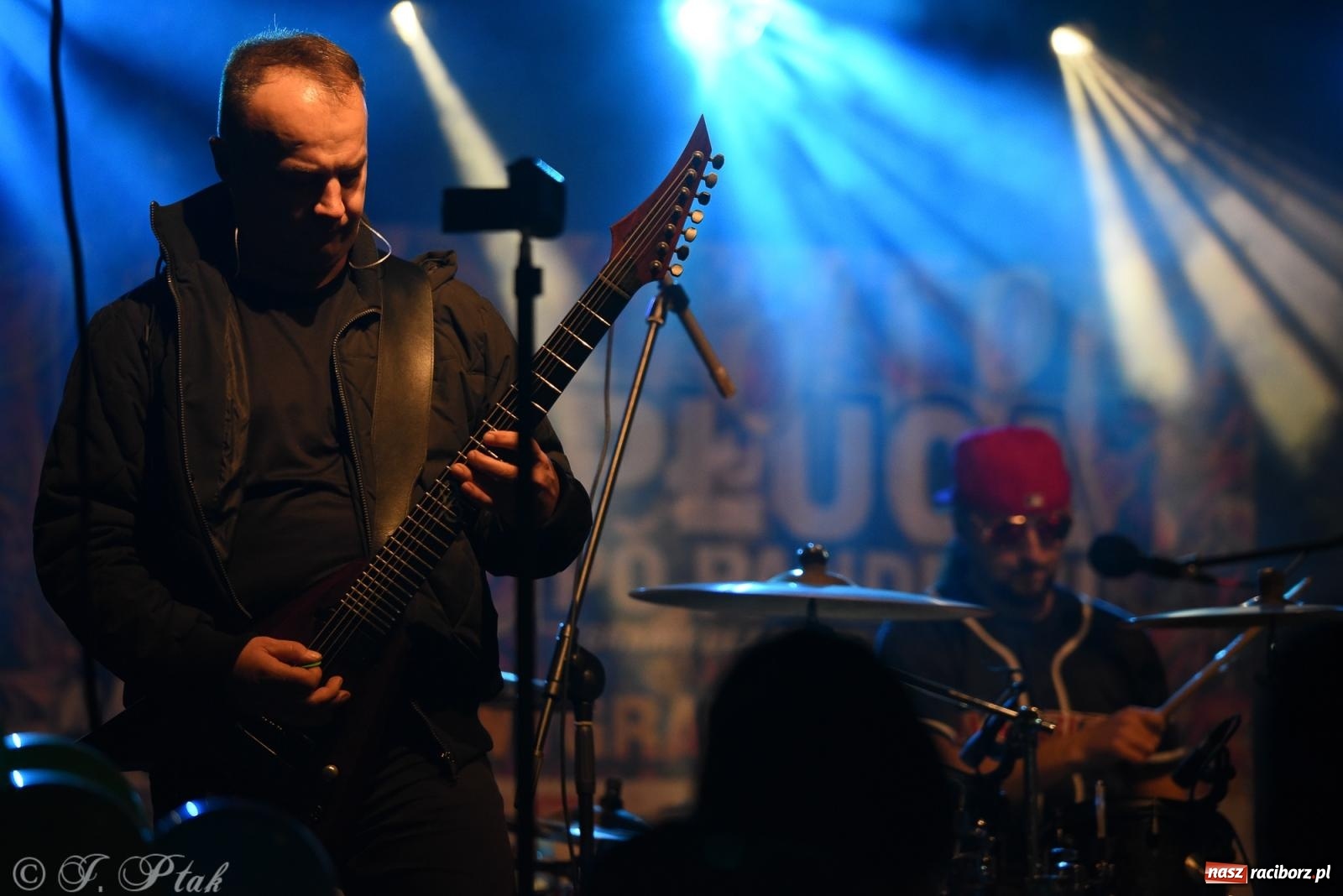 Zdjęcie w galerii na portalu naszraciborz.pl: Pogoria i Trzy Promile. Muzycznie na 32. Finale WOŚP w Raciborzu wiadomości z regionu