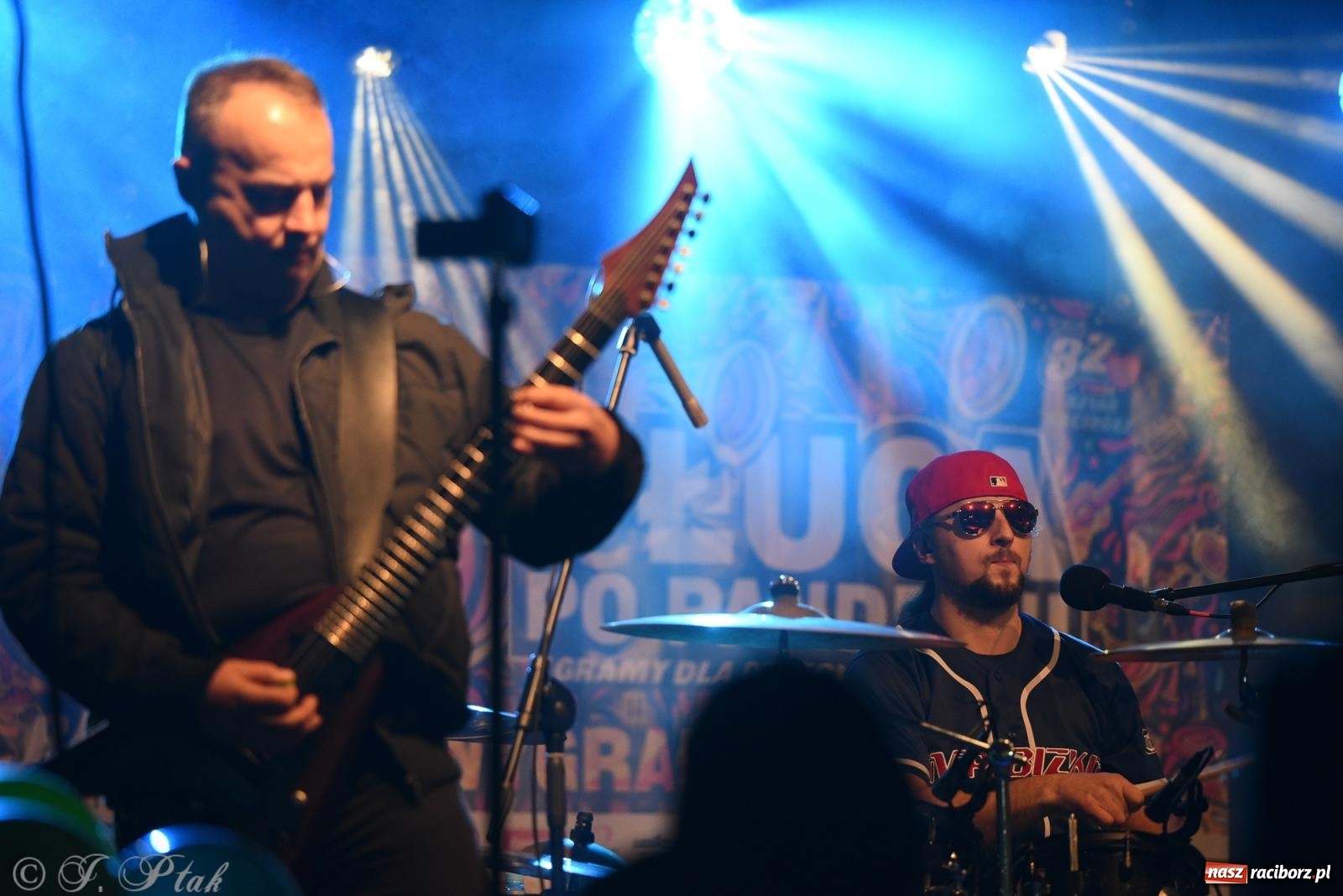 Zdjęcie w galerii na portalu naszraciborz.pl: Pogoria i Trzy Promile. Muzycznie na 32. Finale WOŚP w Raciborzu wiadomości z regionu