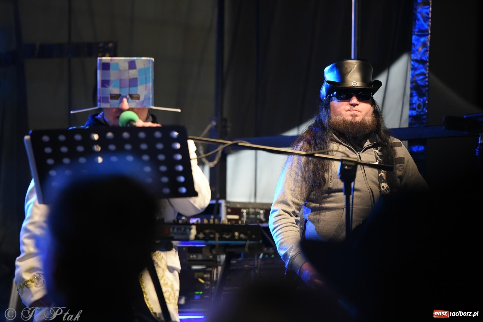 Zdjęcie w galerii na portalu naszraciborz.pl: Pogoria i Trzy Promile. Muzycznie na 32. Finale WOŚP w Raciborzu wiadomości z regionu