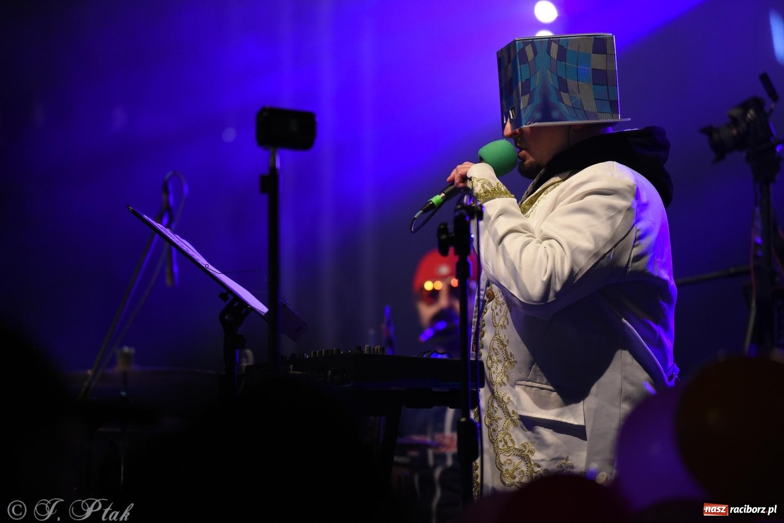 Zdjęcie w galerii na portalu naszraciborz.pl: Pogoria i Trzy Promile. Muzycznie na 32. Finale WOŚP w Raciborzu wiadomości z regionu