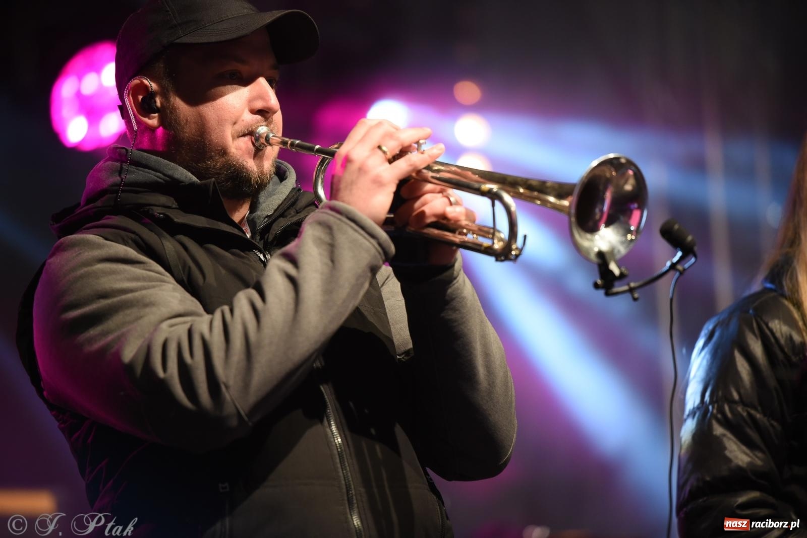 Zdjęcie w galerii na portalu naszraciborz.pl: Pogoria i Trzy Promile. Muzycznie na 32. Finale WOŚP w Raciborzu wiadomości z regionu