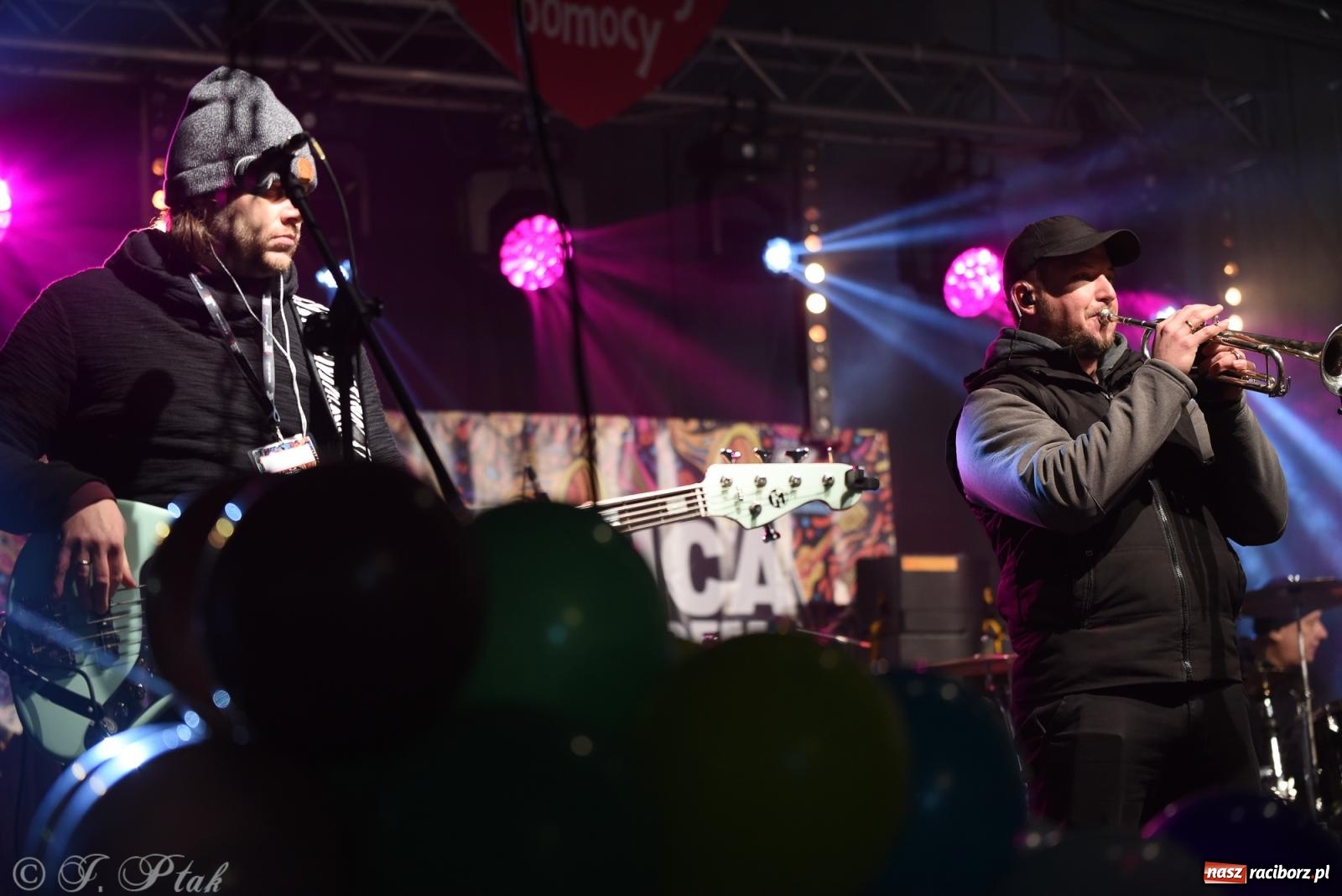 Zdjęcie w galerii na portalu naszraciborz.pl: Pogoria i Trzy Promile. Muzycznie na 32. Finale WOŚP w Raciborzu wiadomości z regionu