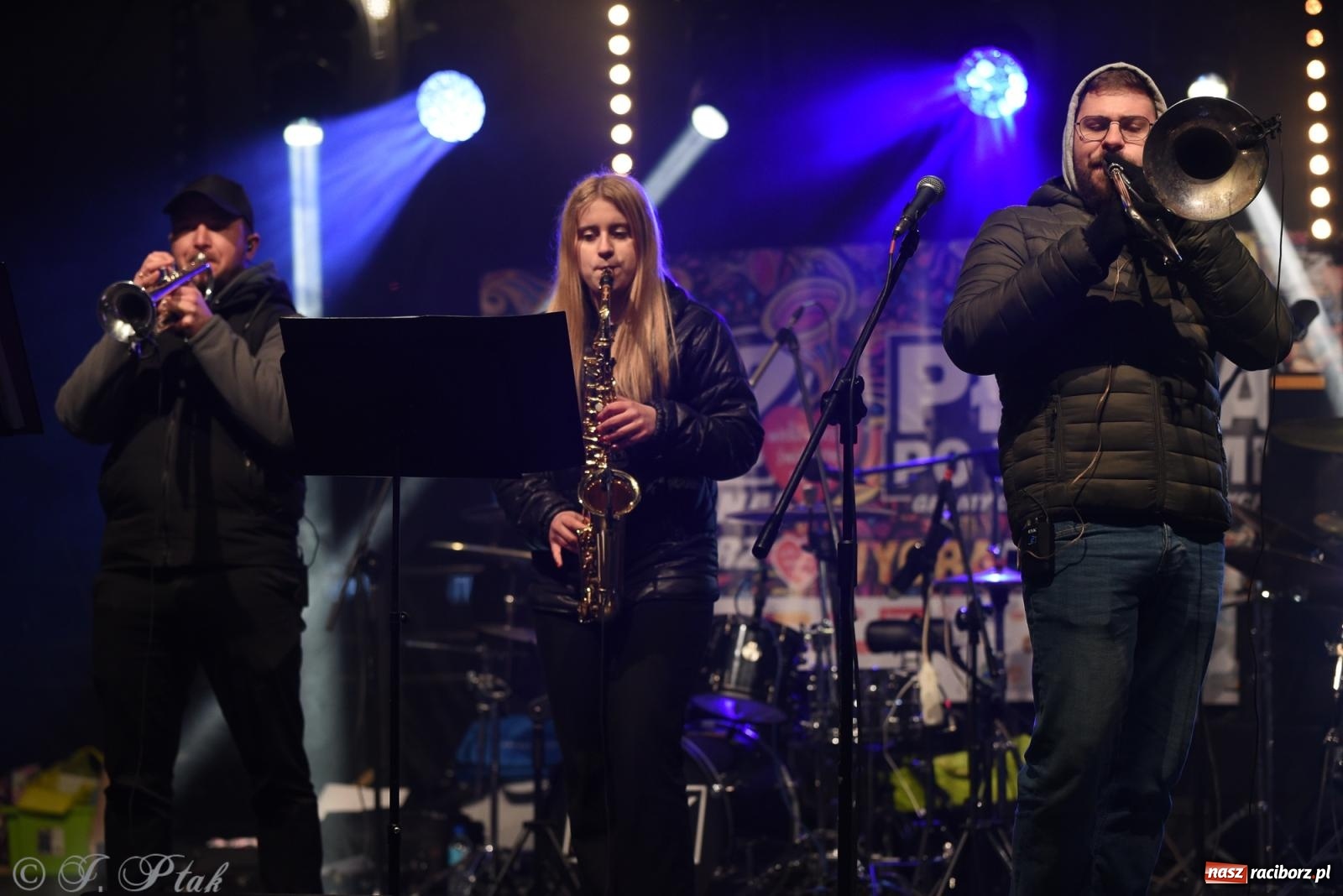 Zdjęcie w galerii na portalu naszraciborz.pl: Pogoria i Trzy Promile. Muzycznie na 32. Finale WOŚP w Raciborzu wiadomości z regionu