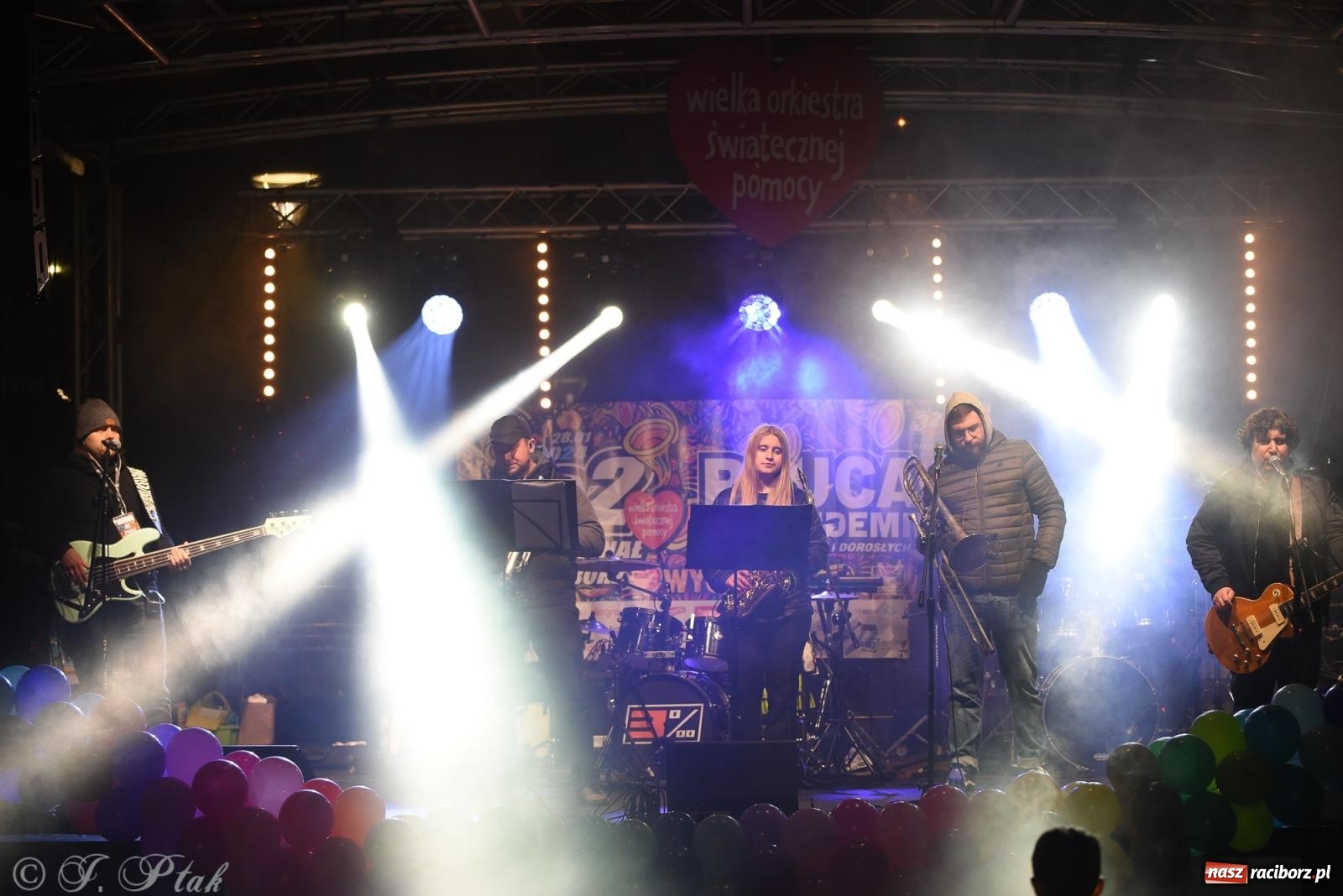 Zdjęcie w galerii na portalu naszraciborz.pl: Pogoria i Trzy Promile. Muzycznie na 32. Finale WOŚP w Raciborzu wiadomości z regionu