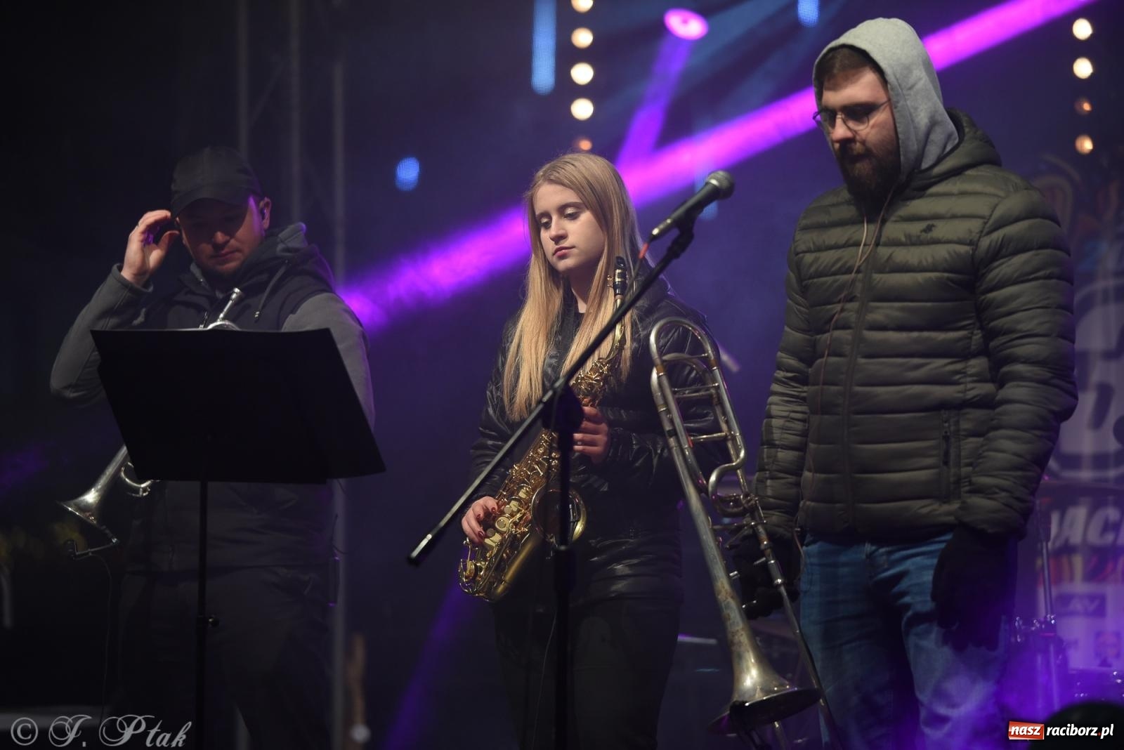 Zdjęcie w galerii na portalu naszraciborz.pl: Pogoria i Trzy Promile. Muzycznie na 32. Finale WOŚP w Raciborzu wiadomości z regionu