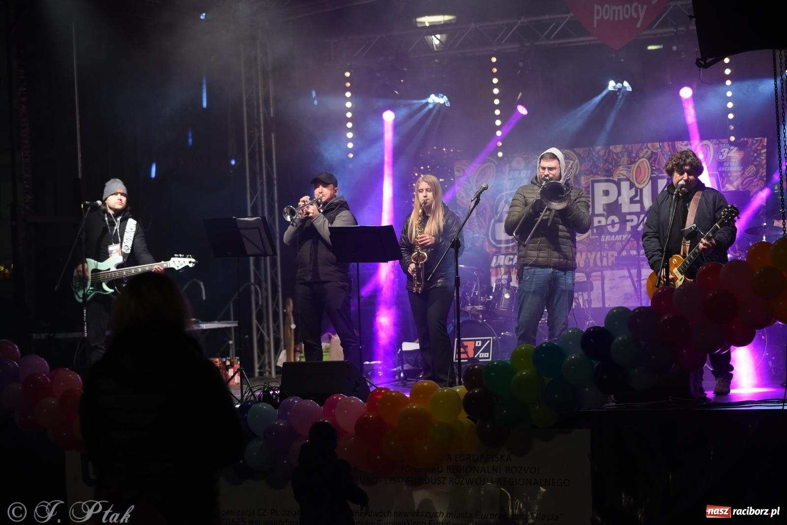 Zdjęcie w galerii na portalu naszraciborz.pl: Pogoria i Trzy Promile. Muzycznie na 32. Finale WOŚP w Raciborzu wiadomości z regionu