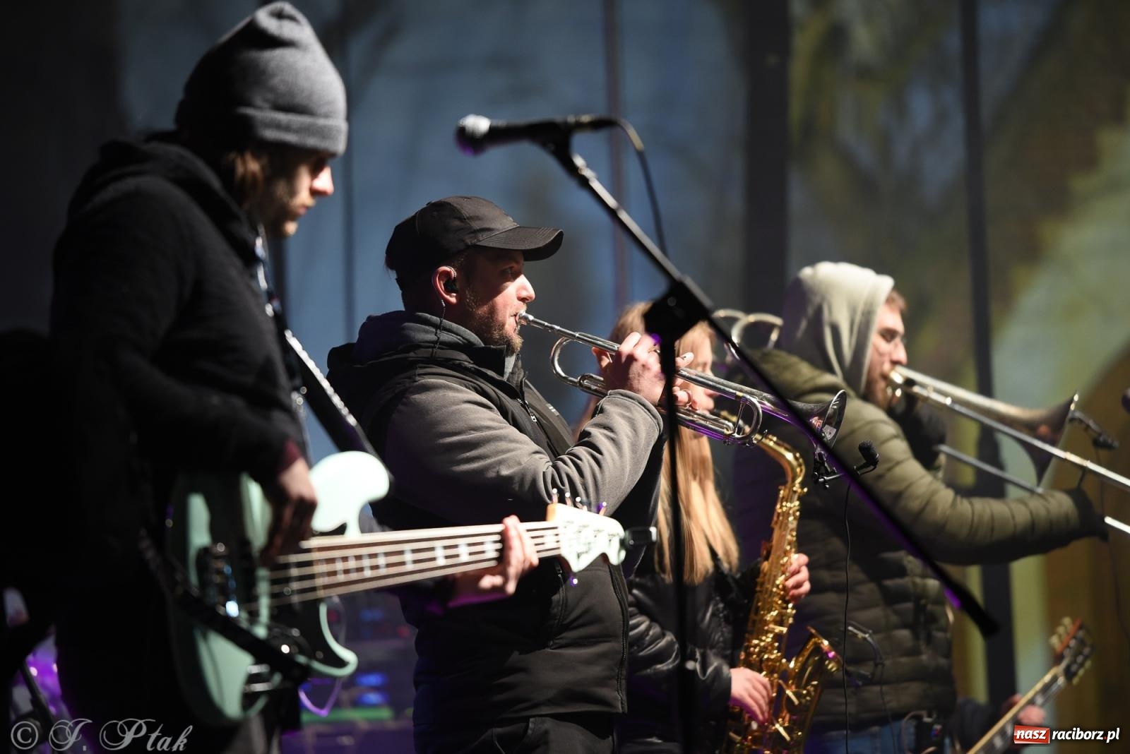 Zdjęcie w galerii na portalu naszraciborz.pl: Pogoria i Trzy Promile. Muzycznie na 32. Finale WOŚP w Raciborzu wiadomości z regionu