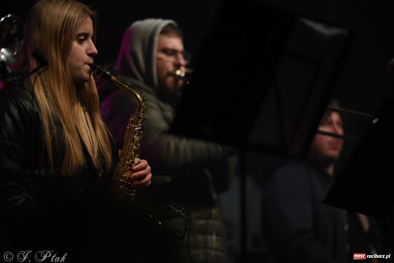 Zdjęcie w galerii na portalu naszraciborz.pl: Pogoria i Trzy Promile. Muzycznie na 32. Finale WOŚP w Raciborzu wiadomości z regionu
