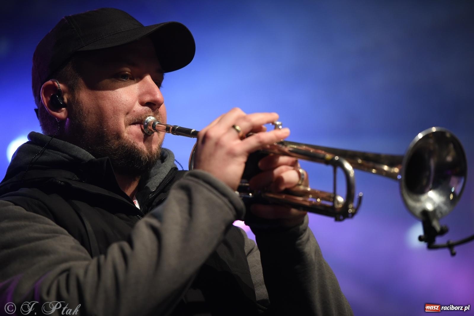 Zdjęcie w galerii na portalu naszraciborz.pl: Pogoria i Trzy Promile. Muzycznie na 32. Finale WOŚP w Raciborzu wiadomości z regionu