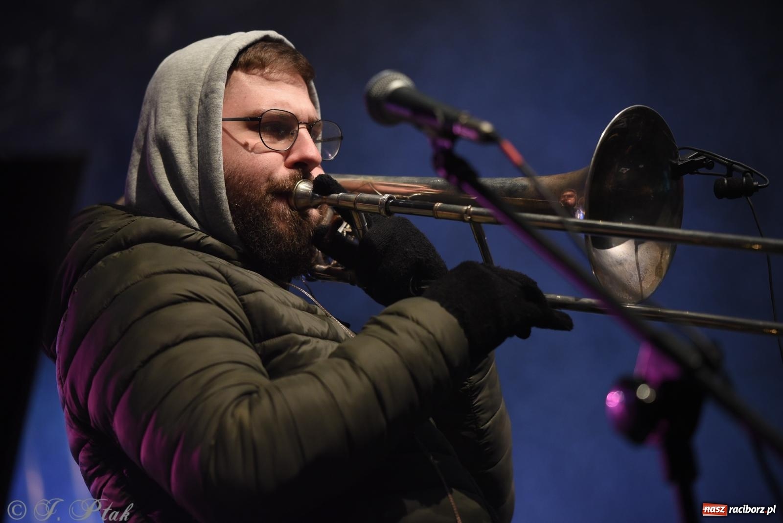 Zdjęcie w galerii na portalu naszraciborz.pl: Pogoria i Trzy Promile. Muzycznie na 32. Finale WOŚP w Raciborzu wiadomości z regionu