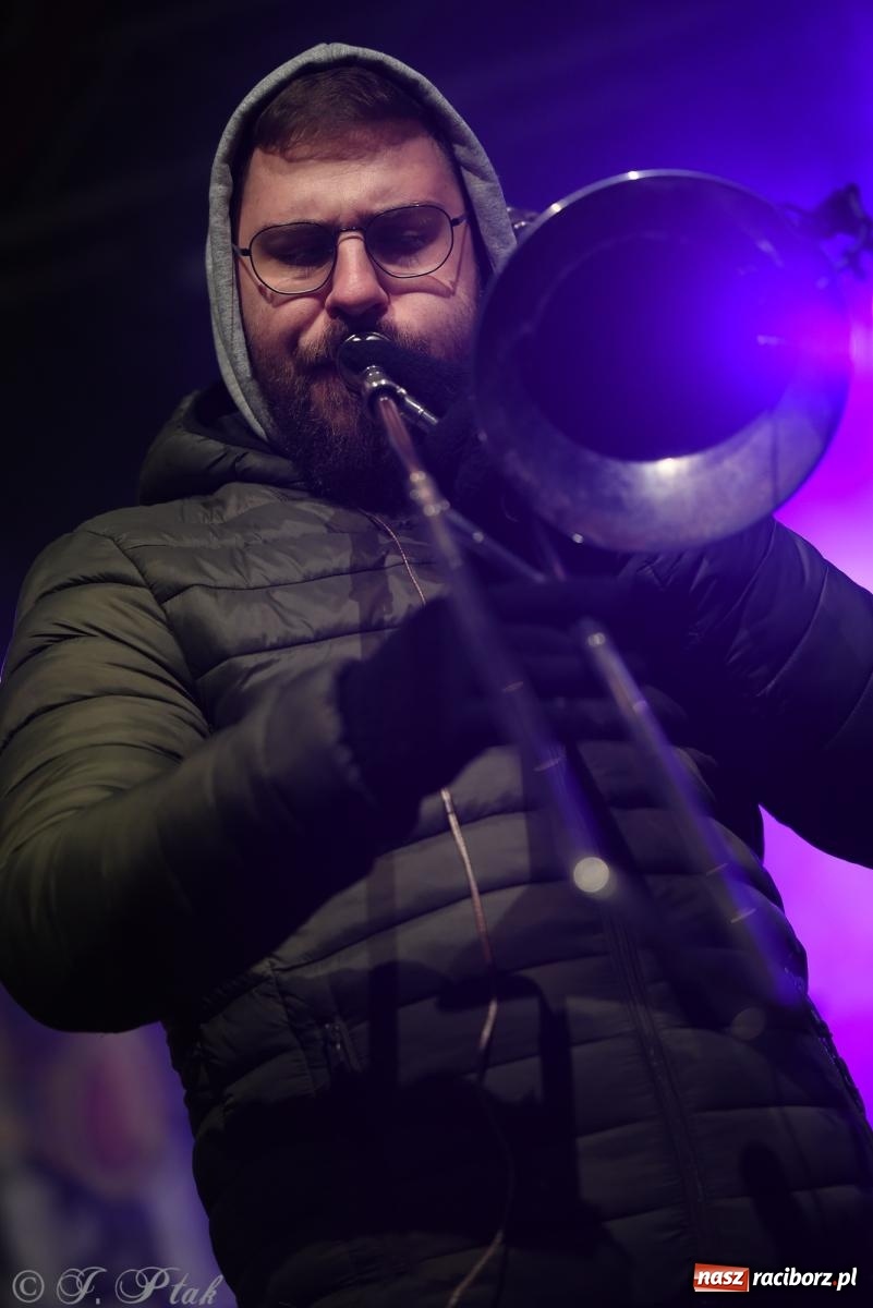 Zdjęcie w galerii na portalu naszraciborz.pl: Pogoria i Trzy Promile. Muzycznie na 32. Finale WOŚP w Raciborzu wiadomości z regionu