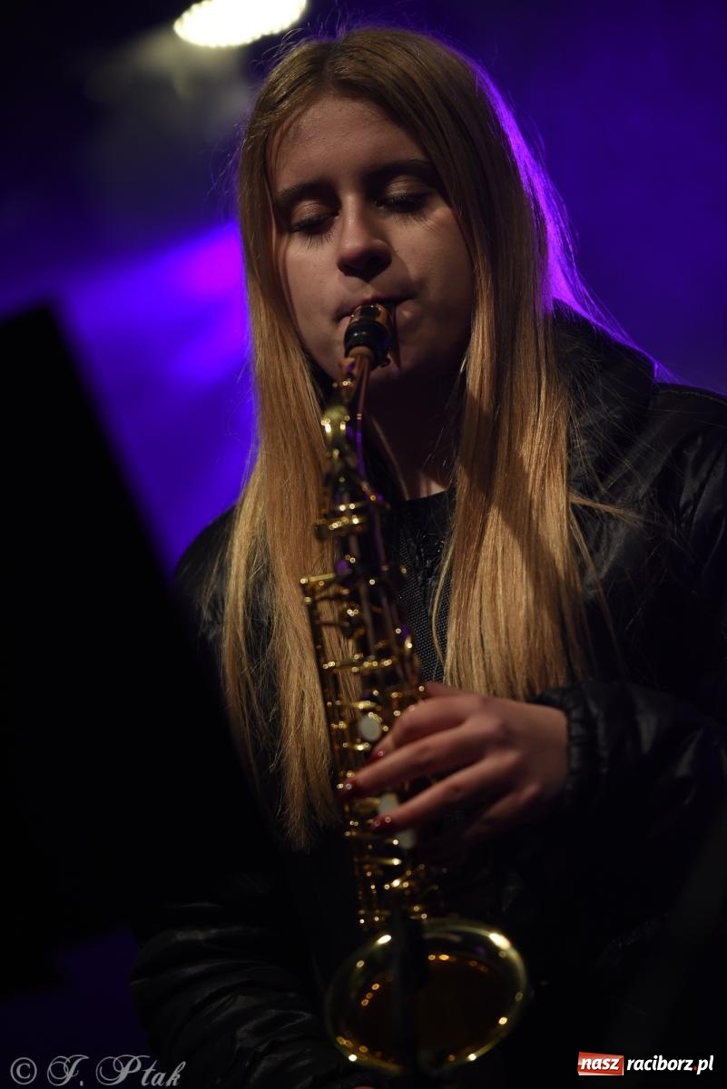 Zdjęcie w galerii na portalu naszraciborz.pl: Pogoria i Trzy Promile. Muzycznie na 32. Finale WOŚP w Raciborzu wiadomości z regionu