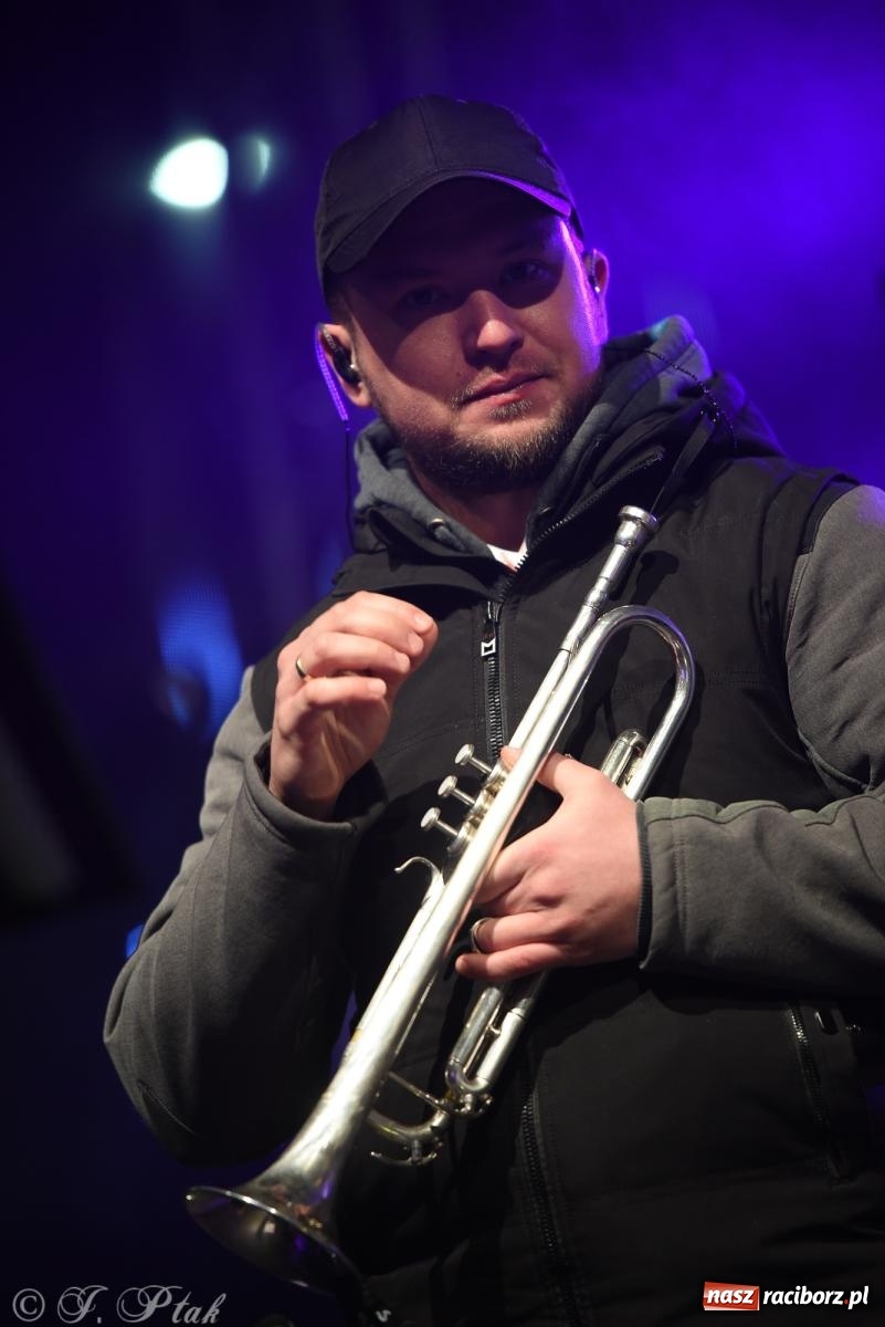 Zdjęcie w galerii na portalu naszraciborz.pl: Pogoria i Trzy Promile. Muzycznie na 32. Finale WOŚP w Raciborzu wiadomości z regionu