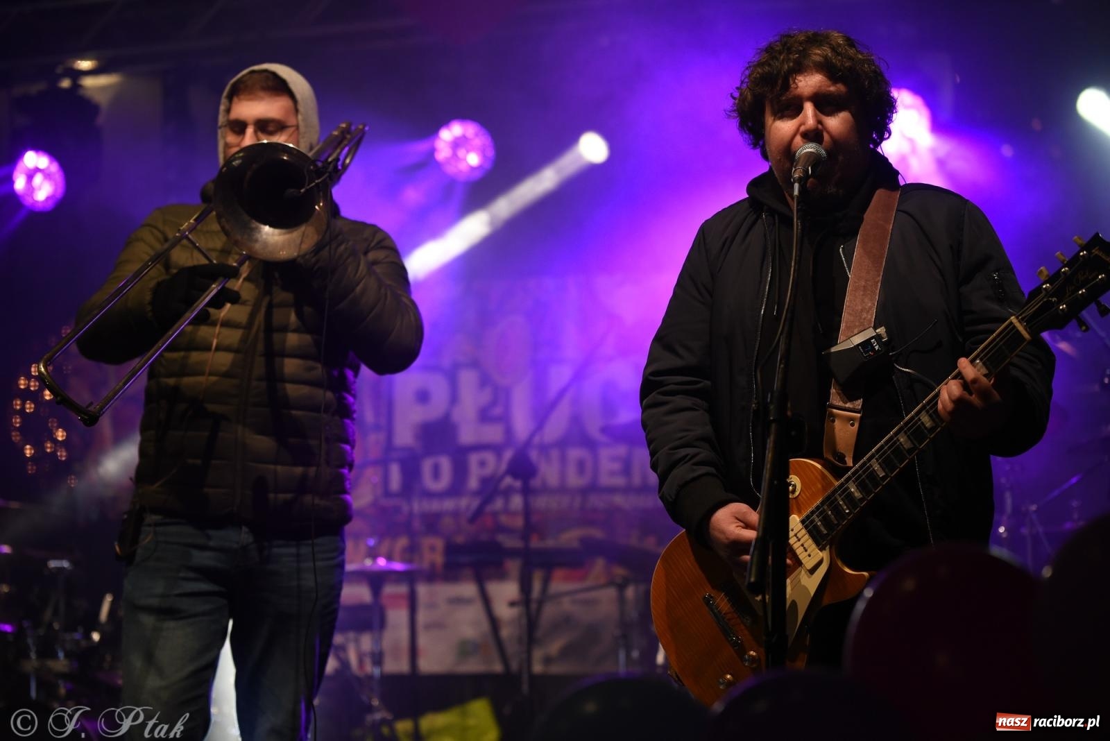 Zdjęcie w galerii na portalu naszraciborz.pl: Pogoria i Trzy Promile. Muzycznie na 32. Finale WOŚP w Raciborzu wiadomości z regionu