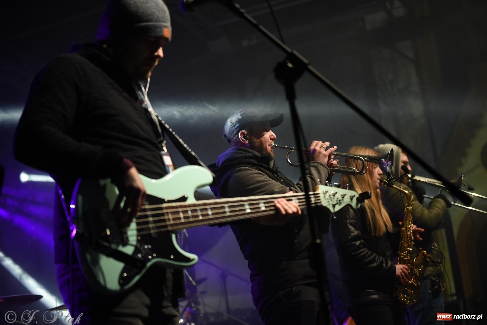 Zdjęcie w galerii na portalu naszraciborz.pl: Pogoria i Trzy Promile. Muzycznie na 32. Finale WOŚP w Raciborzu wiadomości z regionu