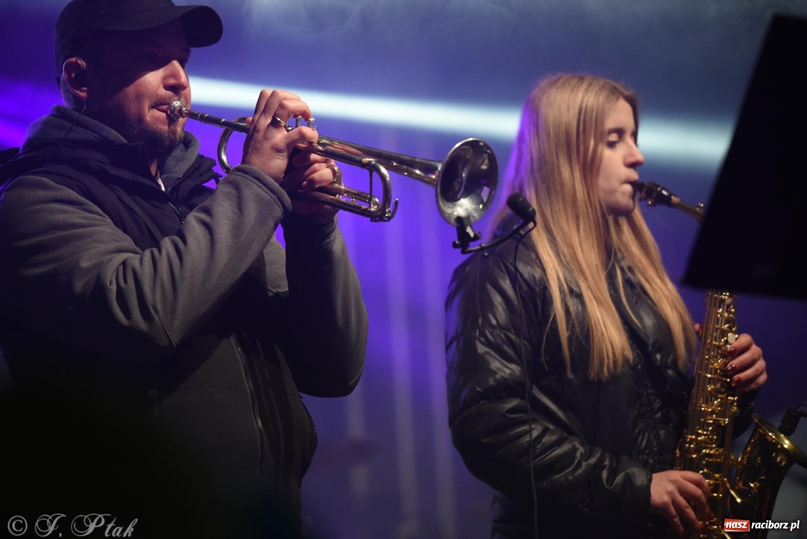 Zdjęcie w galerii na portalu naszraciborz.pl: Pogoria i Trzy Promile. Muzycznie na 32. Finale WOŚP w Raciborzu wiadomości z regionu