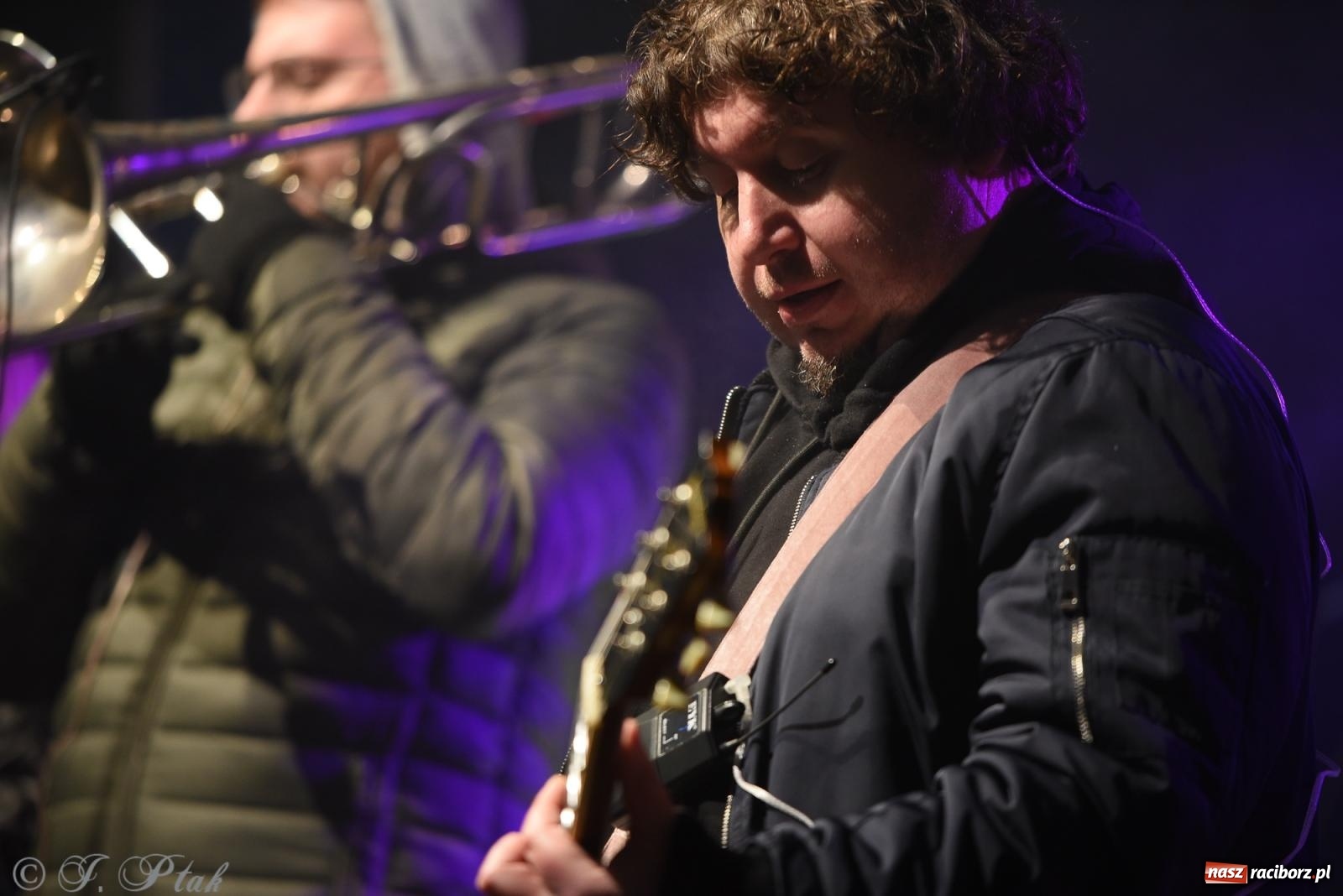 Zdjęcie w galerii na portalu naszraciborz.pl: Pogoria i Trzy Promile. Muzycznie na 32. Finale WOŚP w Raciborzu wiadomości z regionu