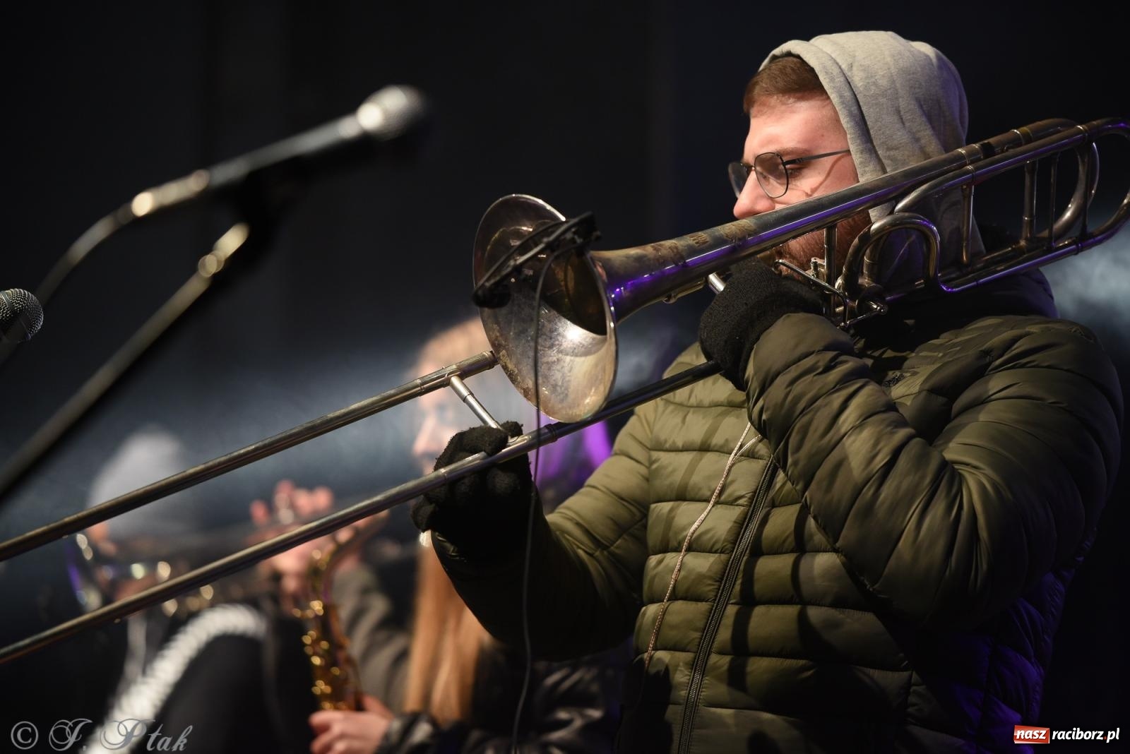 Zdjęcie w galerii na portalu naszraciborz.pl: Pogoria i Trzy Promile. Muzycznie na 32. Finale WOŚP w Raciborzu wiadomości z regionu