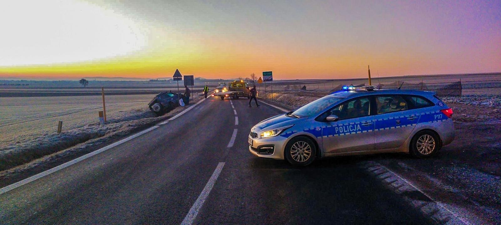 Zdjęcie w galerii na portalu naszraciborz.pl: DK 45 Racibórz-Bieńkowice. Zderzenie osobówki z ciężarówką wiadomości z regionu