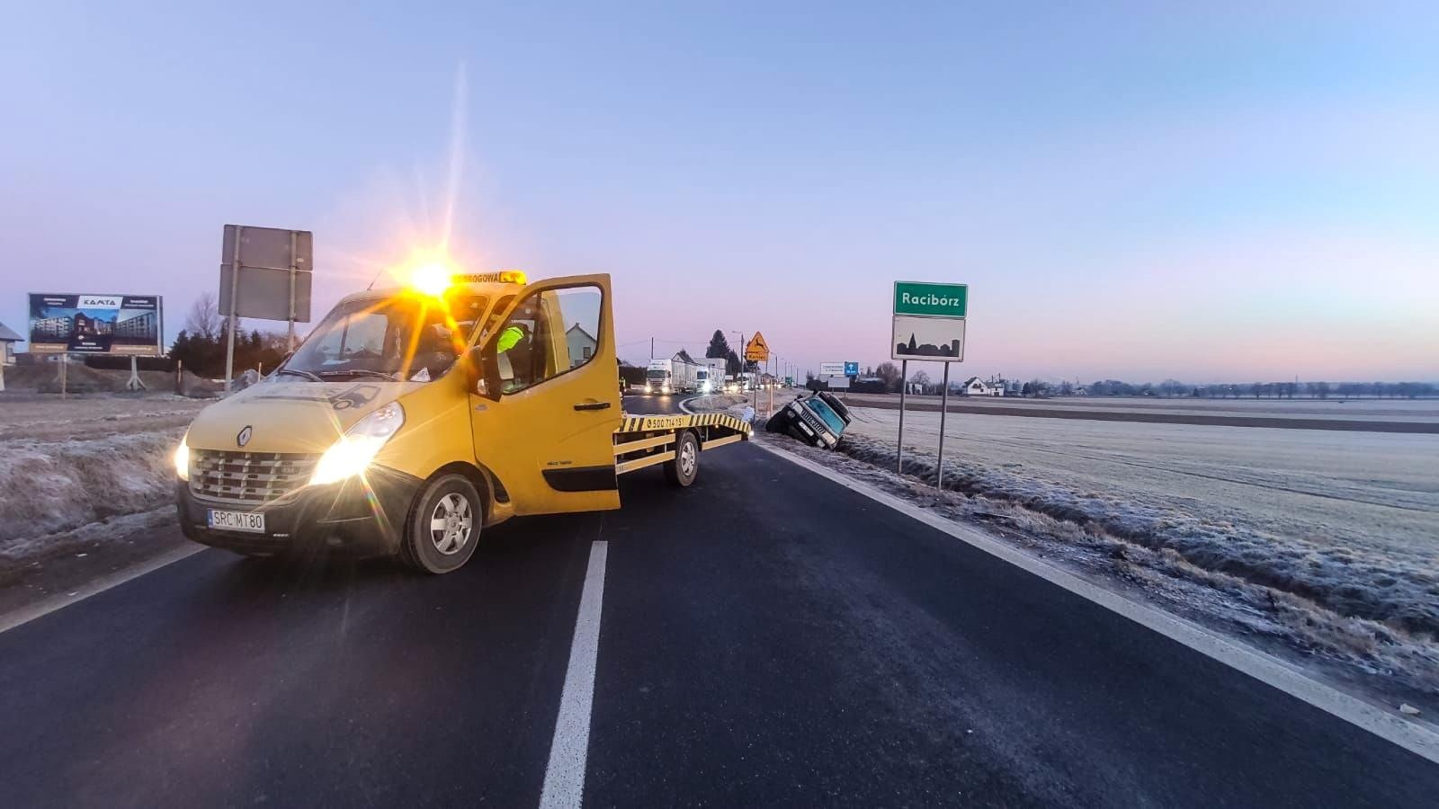 Zdjęcie w galerii na portalu naszraciborz.pl: DK 45 Racibórz-Bieńkowice. Zderzenie osobówki z ciężarówką wiadomości z regionu