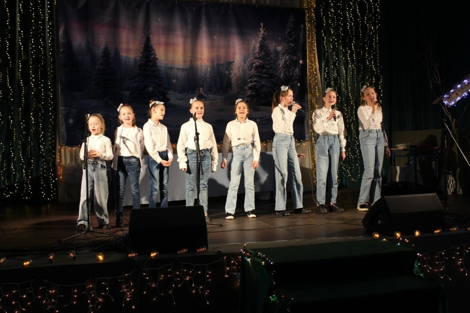 Zdjęcie w galerii na portalu naszraciborz.pl: Bajkowy koncert noworoczny w Szkole Podstawowej w Lubomi wiadomości z regionu