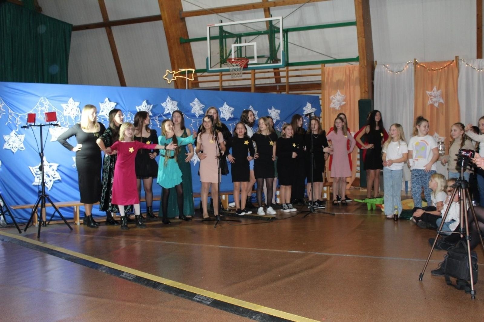 Zdjęcie w galerii na portalu naszraciborz.pl: Bajkowy koncert noworoczny w Szkole Podstawowej w Lubomi wiadomości z regionu