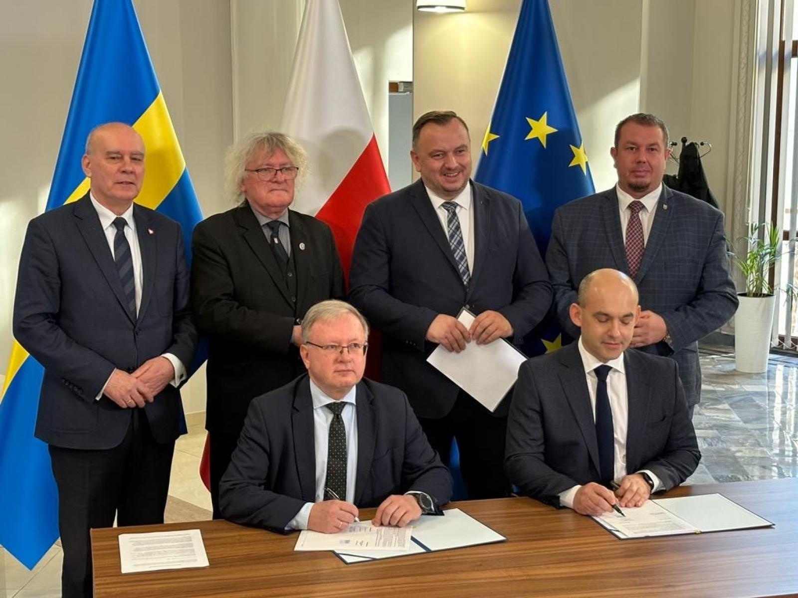 Zdjęcie w galerii na portalu naszraciborz.pl: W Katowicach podpisano umowę na budowę mostu pod Raciborzem wiadomości z regionu