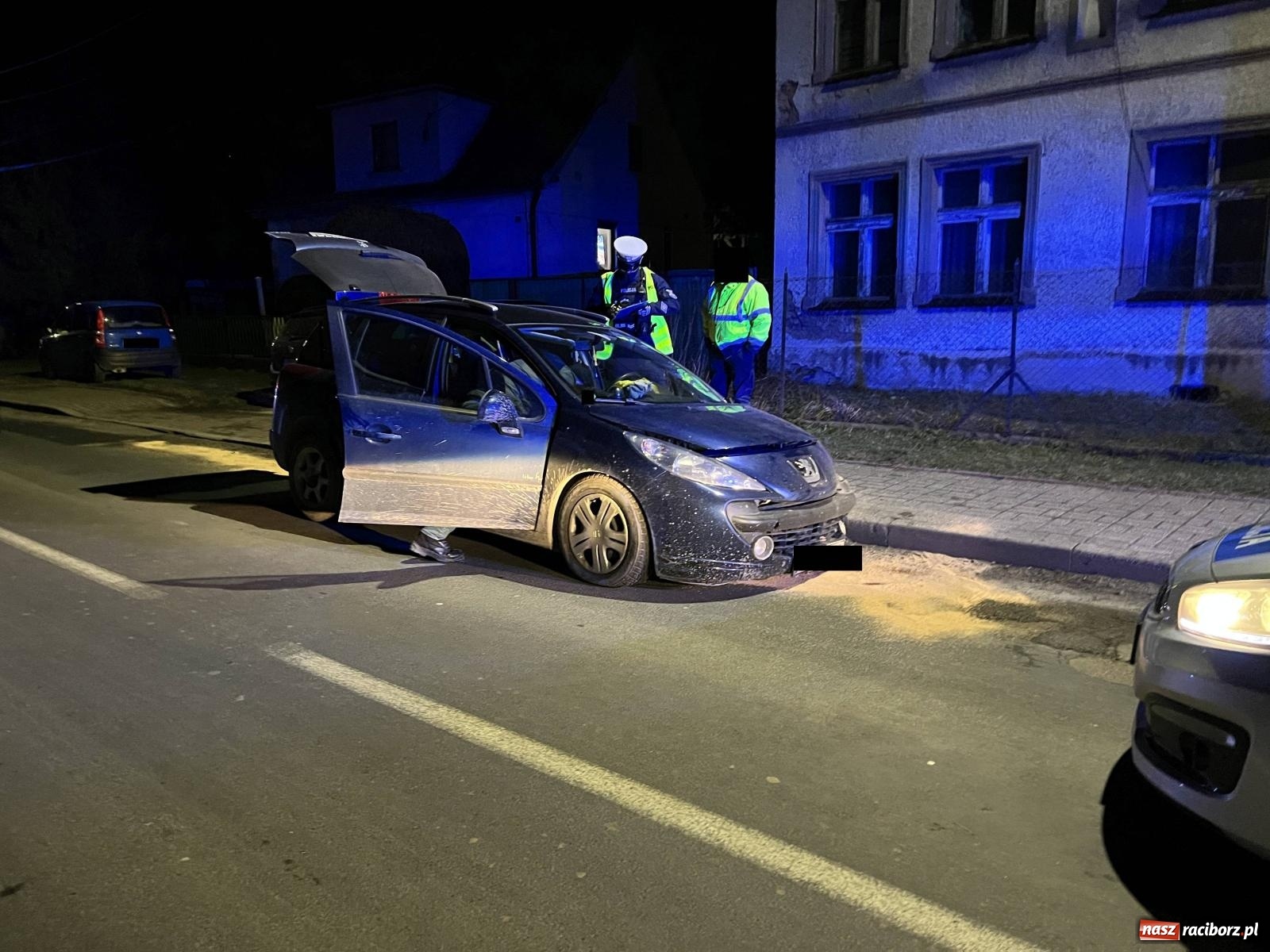 Zdjęcie w galerii na portalu naszraciborz.pl: Czołowe zderzenie w Makowie. W jednym pojeździe wyrwało koło [FOTO] wiadomości z regionu