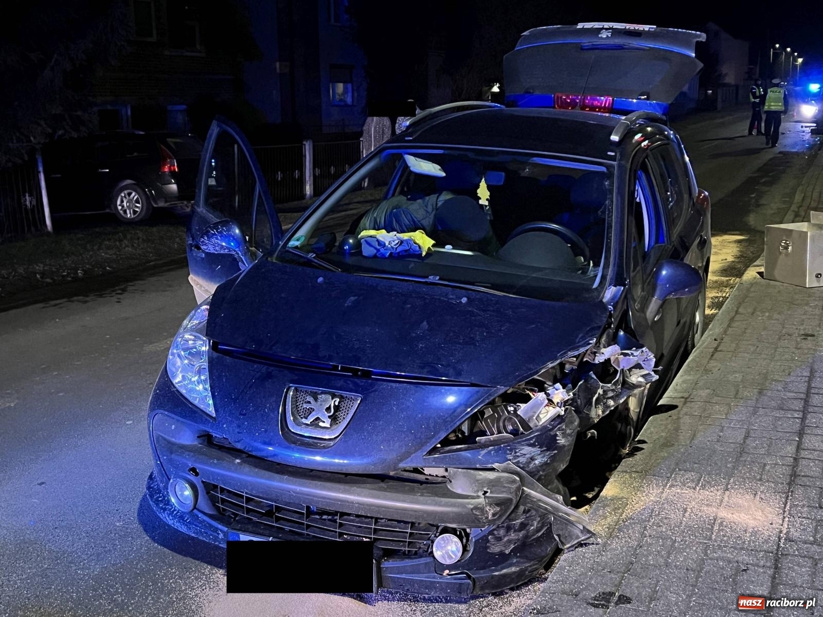 Zdjęcie w galerii na portalu naszraciborz.pl: Czołowe zderzenie w Makowie. W jednym pojeździe wyrwało koło [FOTO] wiadomości z regionu