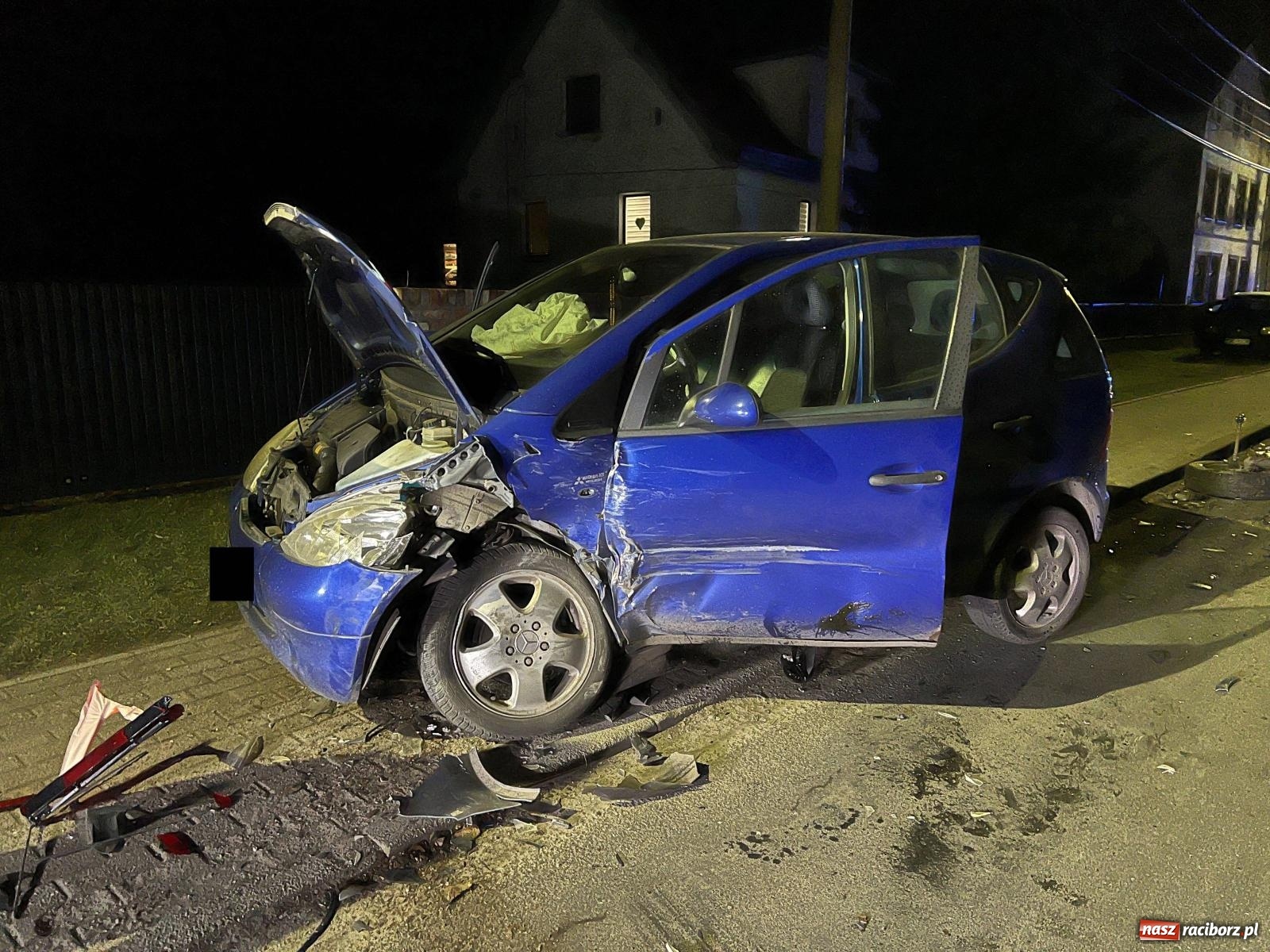 Zdjęcie w galerii na portalu naszraciborz.pl: Czołowe zderzenie w Makowie. W jednym pojeździe wyrwało koło [FOTO] wiadomości z regionu