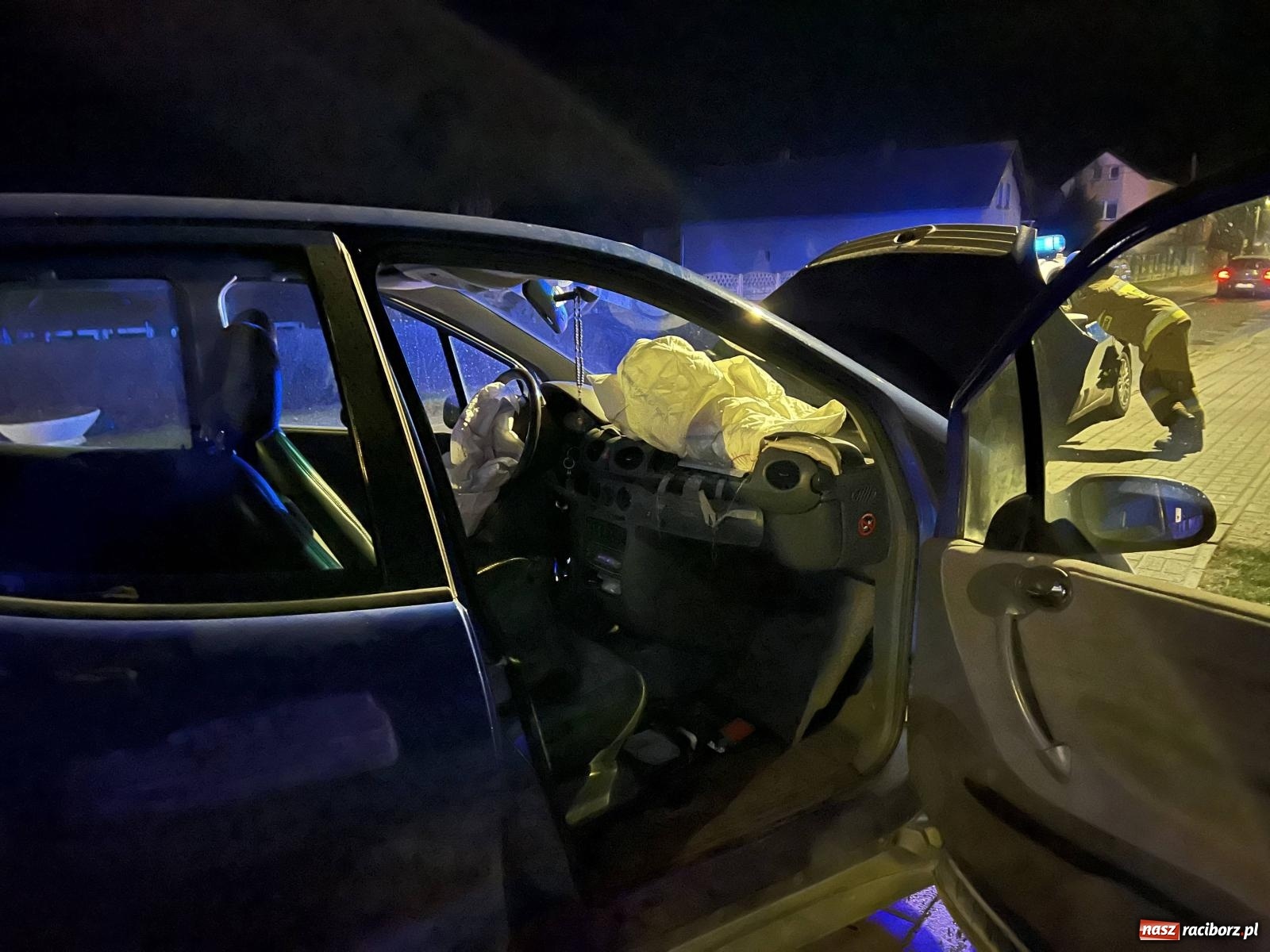 Zdjęcie w galerii na portalu naszraciborz.pl: Czołowe zderzenie w Makowie. W jednym pojeździe wyrwało koło [FOTO] wiadomości z regionu