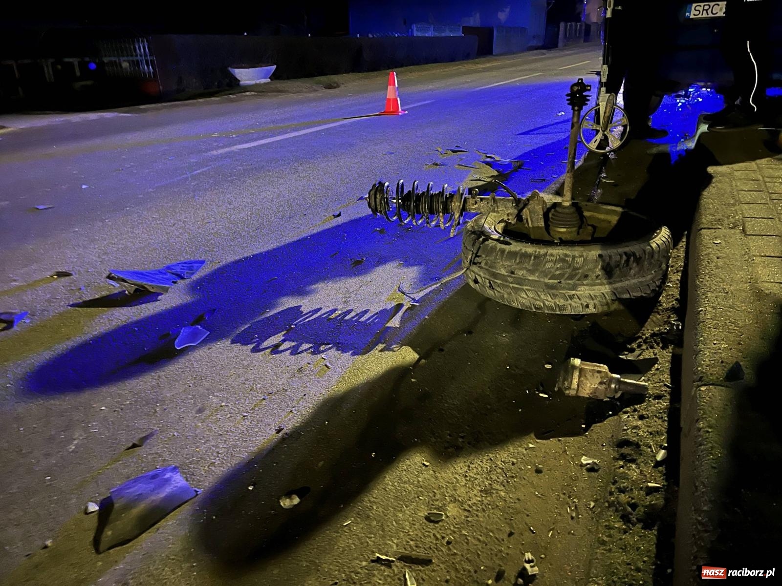 Zdjęcie w galerii na portalu naszraciborz.pl: Czołowe zderzenie w Makowie. W jednym pojeździe wyrwało koło [FOTO] wiadomości z regionu
