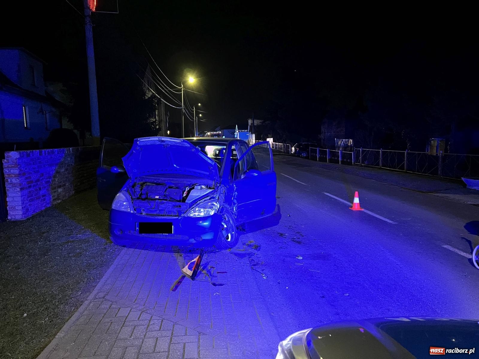 Zdjęcie w galerii na portalu naszraciborz.pl: Czołowe zderzenie w Makowie. W jednym pojeździe wyrwało koło [FOTO] wiadomości z regionu