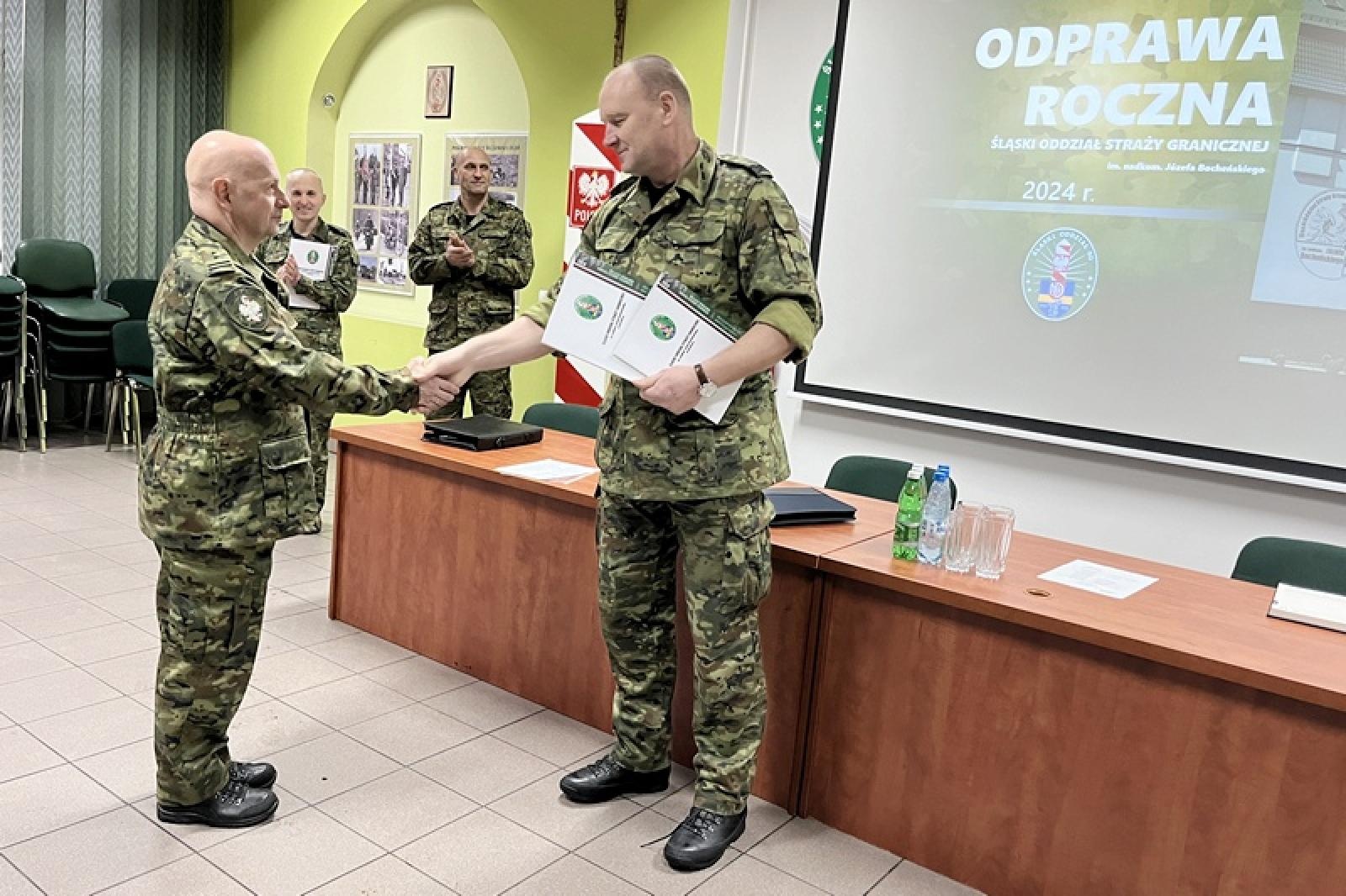 Zdjęcie w galerii na portalu naszraciborz.pl: Wzorowa służba nagrodzona. Gratulacje i urlop wiadomości z regionu