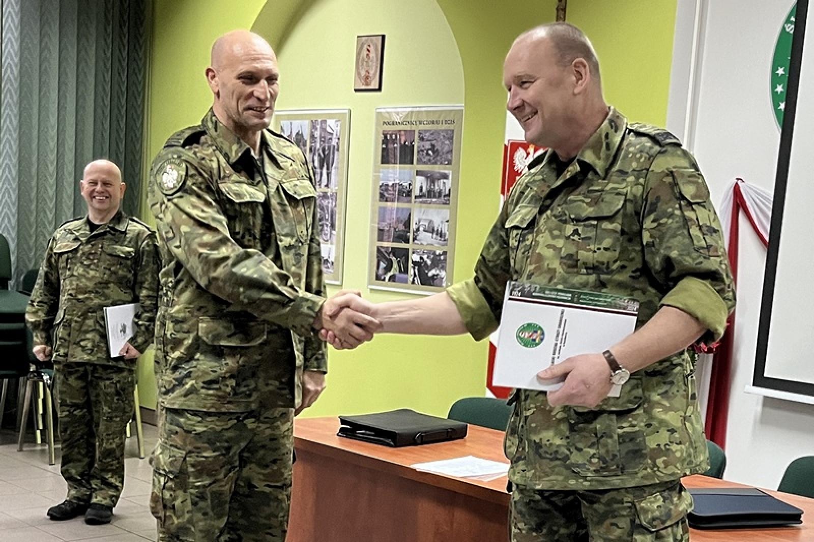 Zdjęcie w galerii na portalu naszraciborz.pl: Wzorowa służba nagrodzona. Gratulacje i urlop wiadomości z regionu