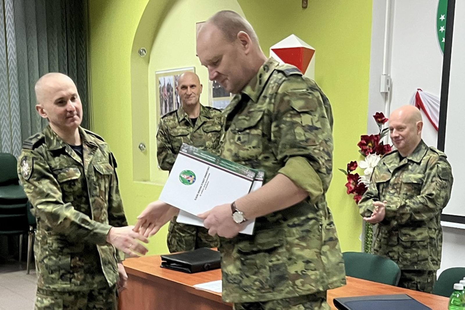 Zdjęcie w galerii na portalu naszraciborz.pl: Wzorowa służba nagrodzona. Gratulacje i urlop wiadomości z regionu