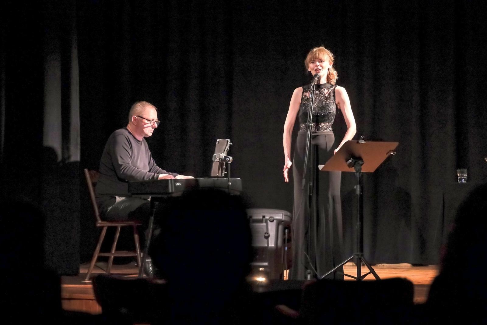 Zdjęcie w galerii na portalu naszraciborz.pl: Scena Kameralnie na Walentynki. Karolina i Jarosław Hanikowie wiadomości z regionu