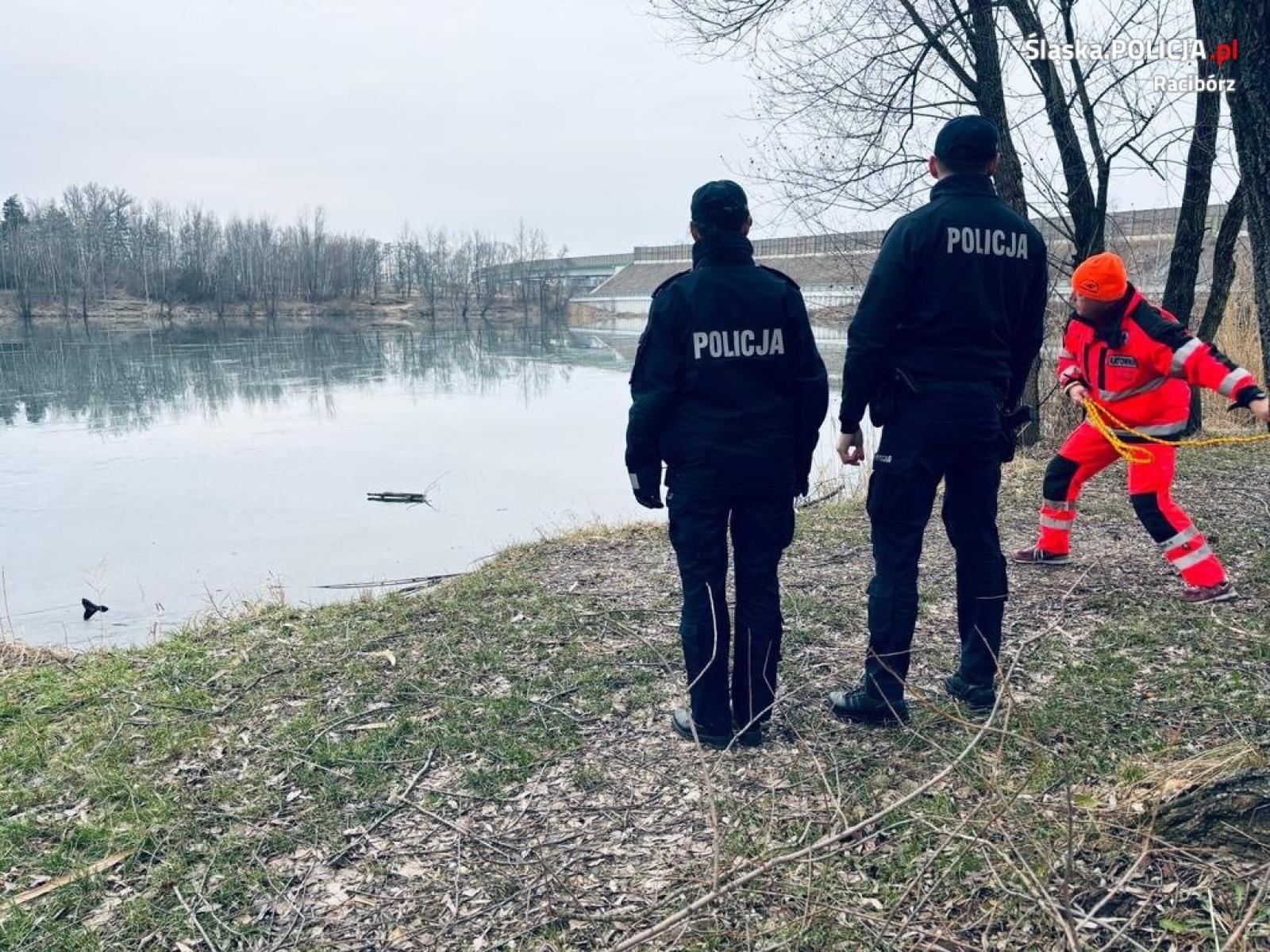 Zdjęcie w galerii na portalu naszraciborz.pl: Policjanci i WOPR kontrolowali zbiorniki wiadomości z regionu